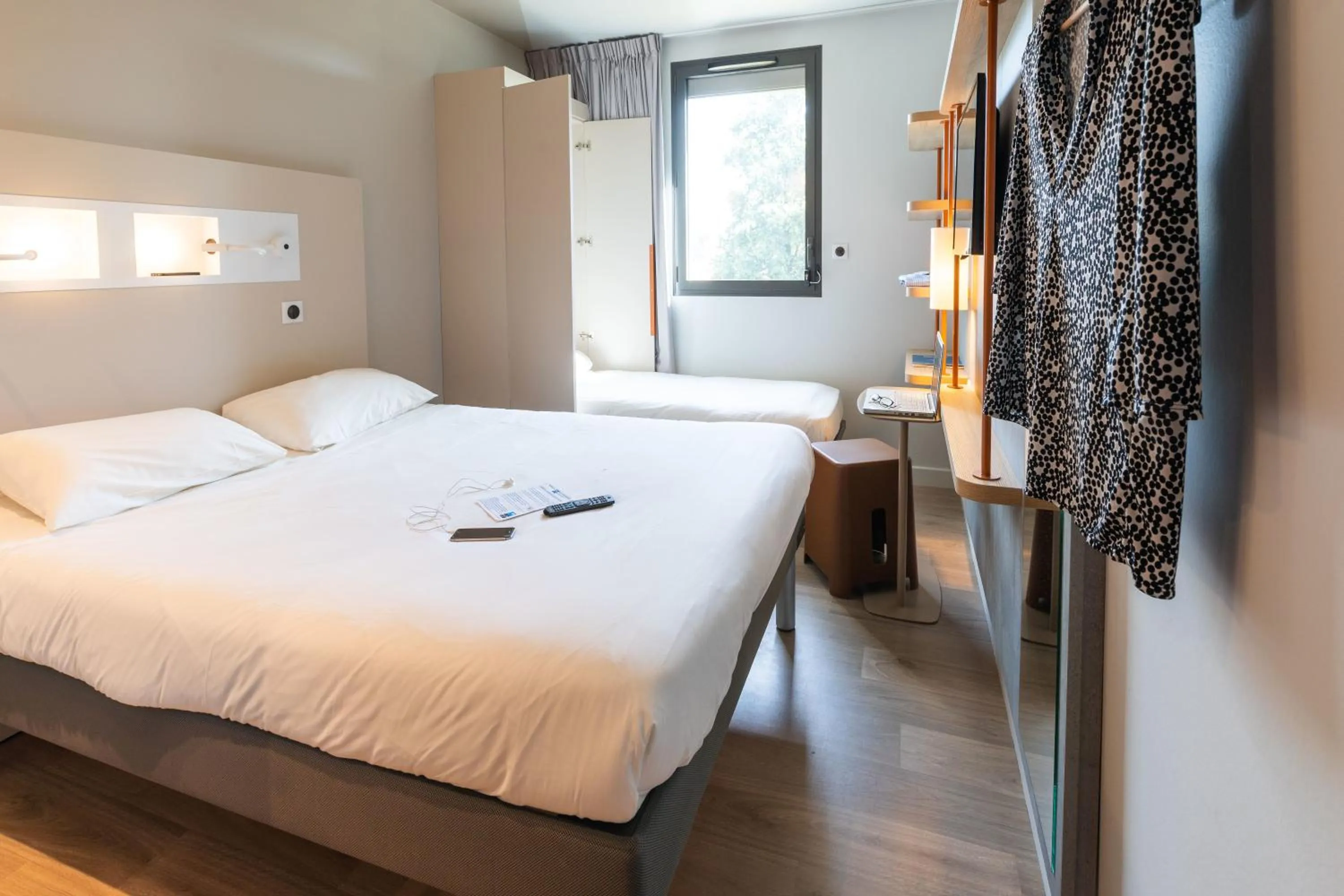 Bedroom, Bed in ibis budget Rennes Rte Lorient