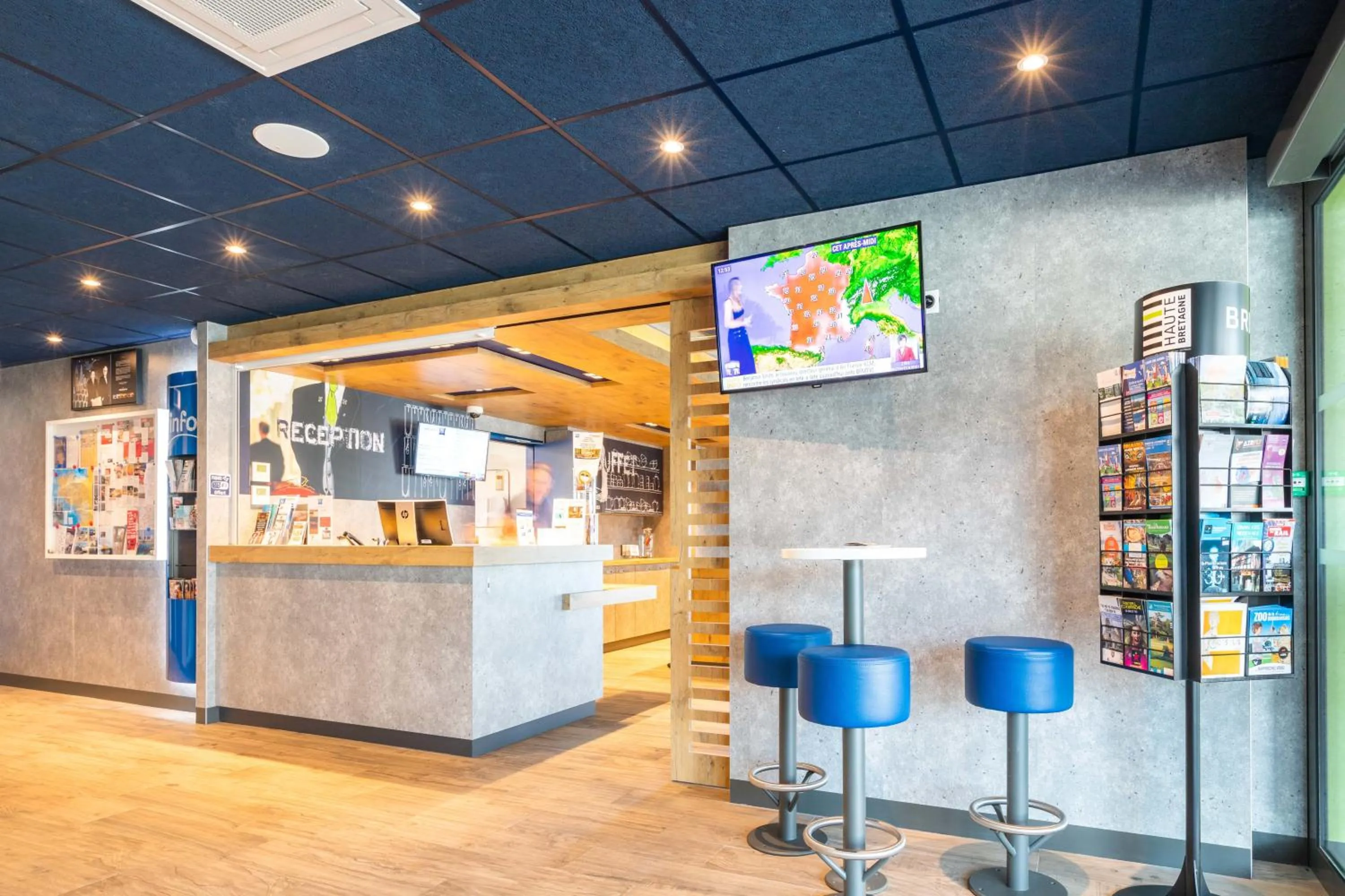 Lobby or reception in ibis budget Rennes Rte Lorient