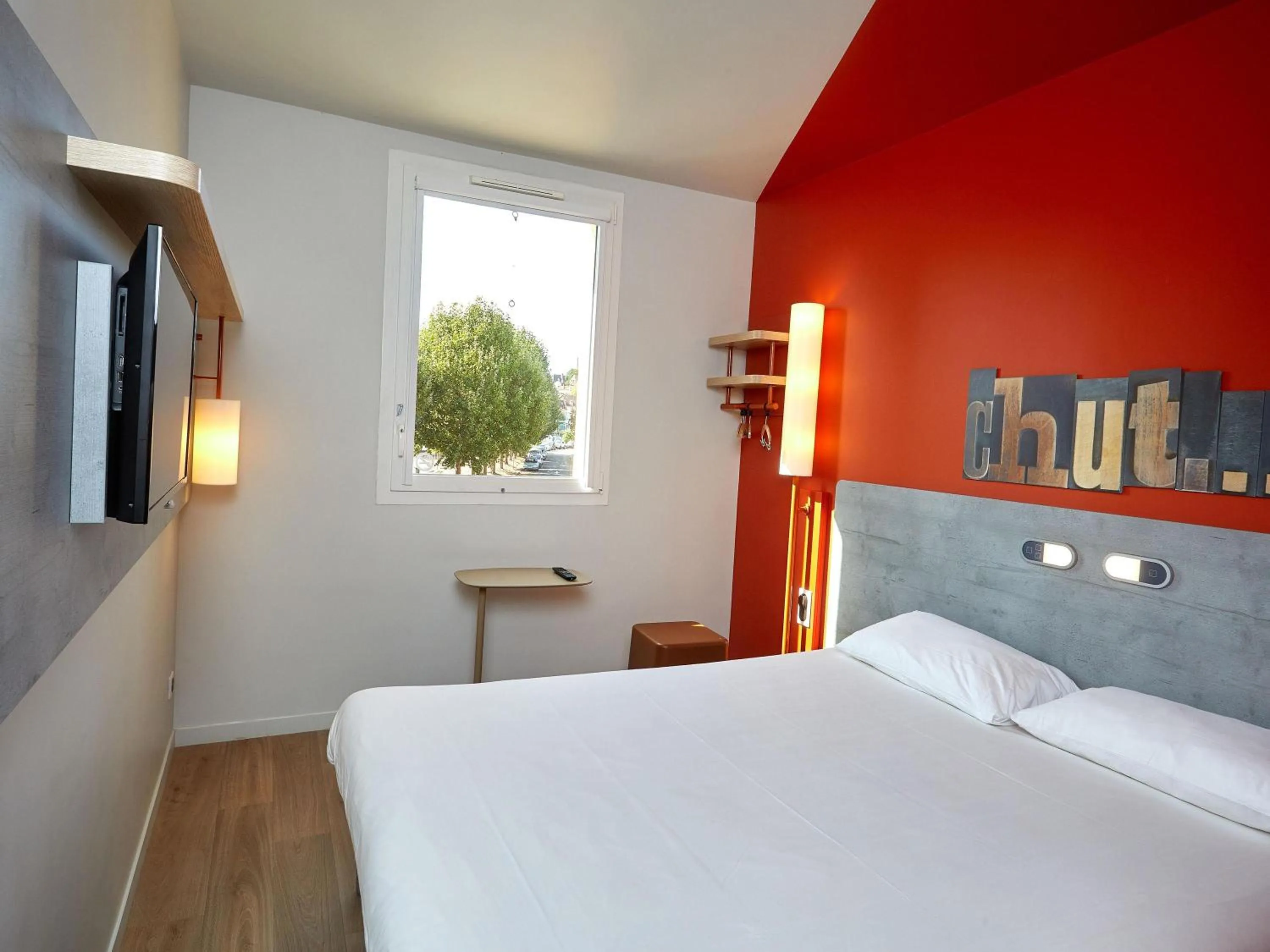Bedroom, Bed in ibis budget Auxerre Centre