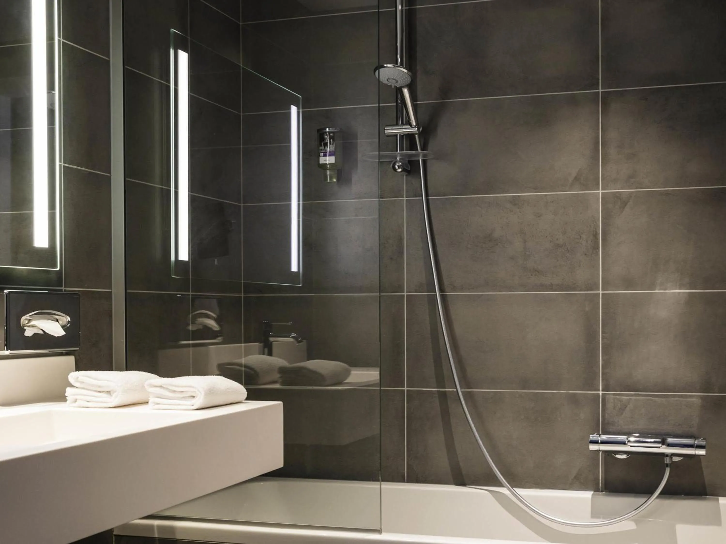 Bedroom in Mercure Beauvais Centre Cathédrale