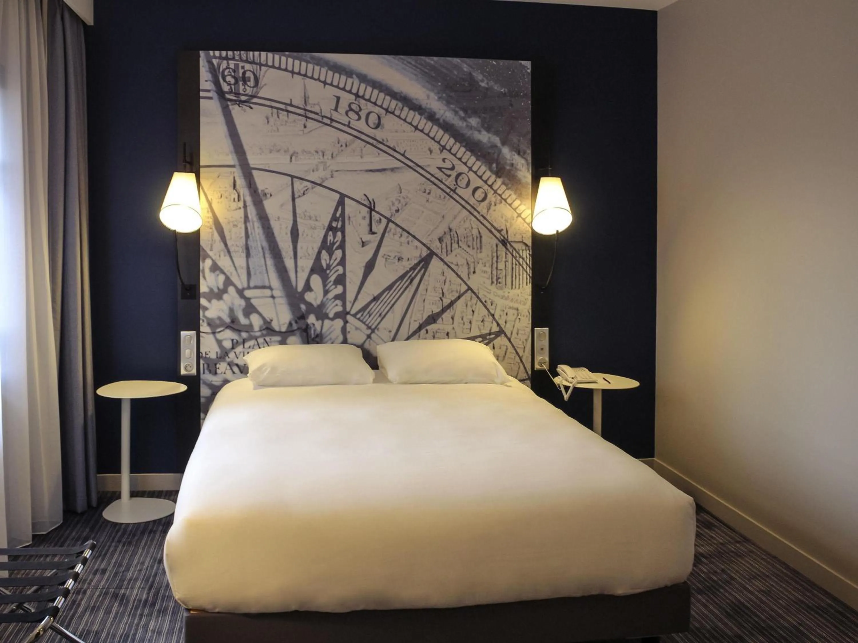 Bedroom, Bed in Mercure Beauvais Centre Cathédrale