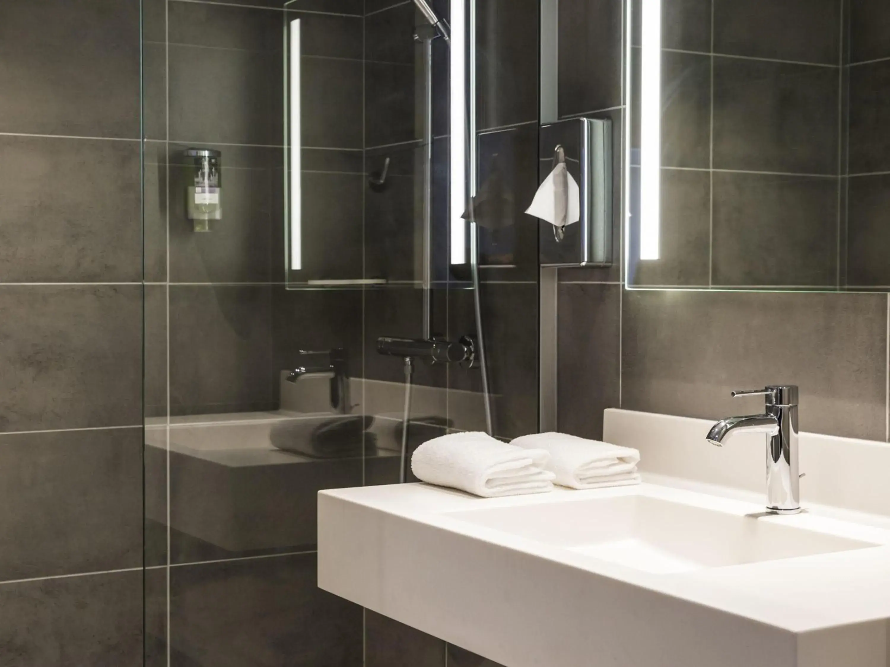 Classic Room with Cathedral View with double bed 160 x 200 in Mercure Beauvais Centre Cathédrale Classic Room with Cathedral View with double bed 160 x 200 in Mercure Beauvais Centre Cathédrale