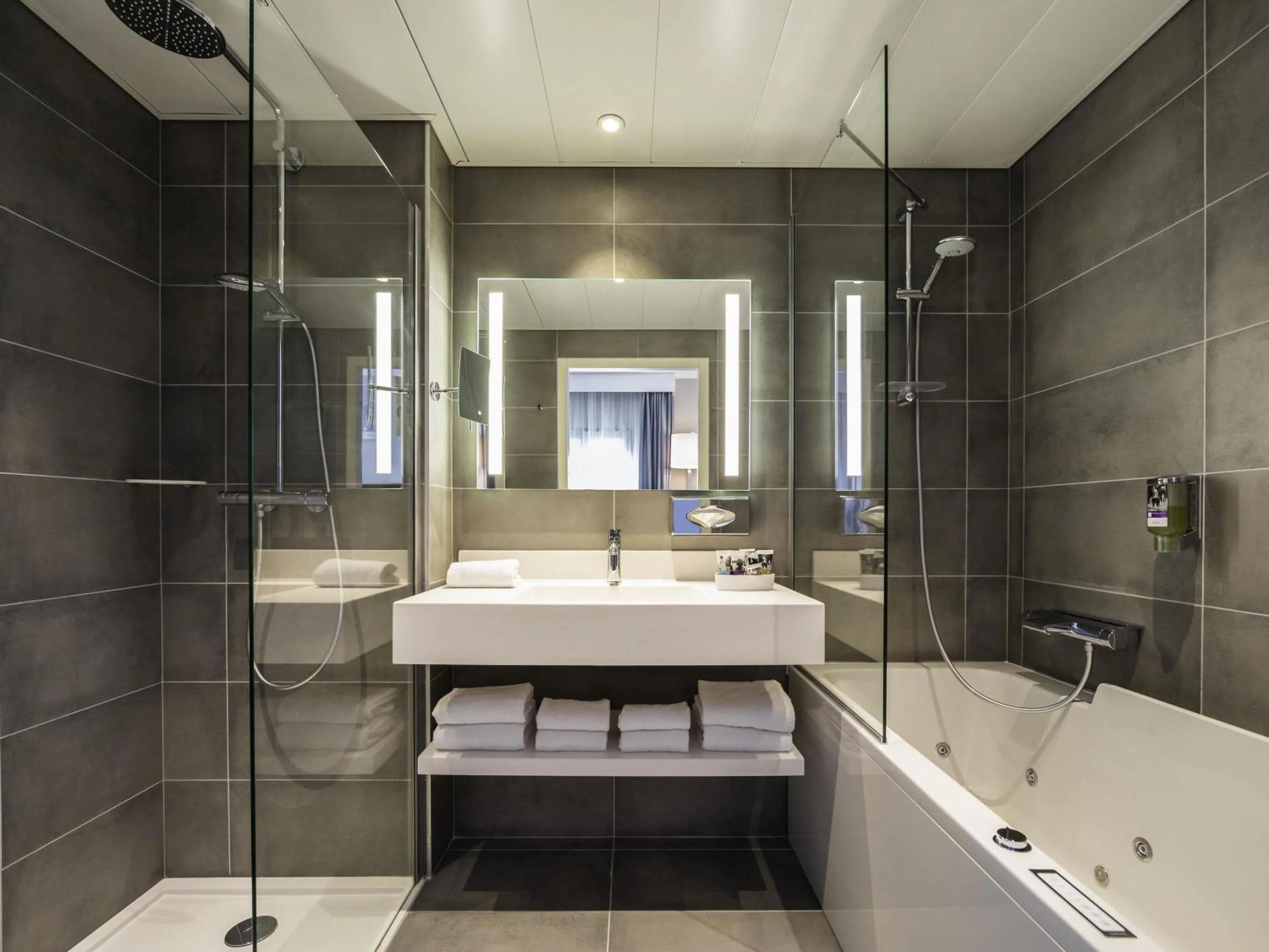 Bedroom in Mercure Beauvais Centre Cathédrale