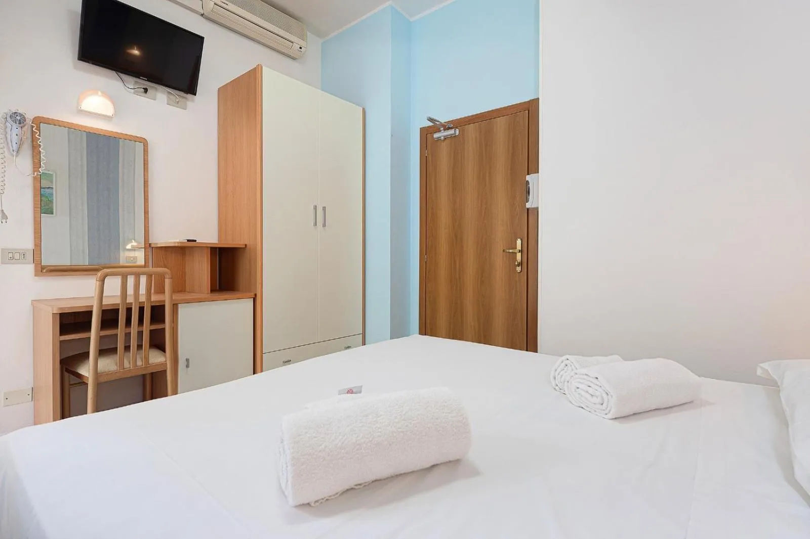 Bedroom, Bed in Hotel Blue Ribbon