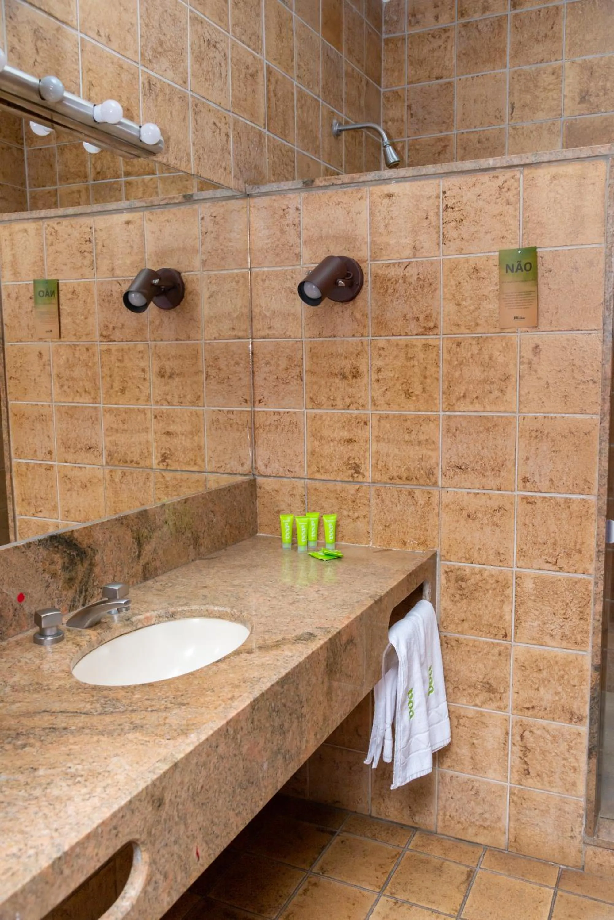 Bathroom in VOA Hotel União