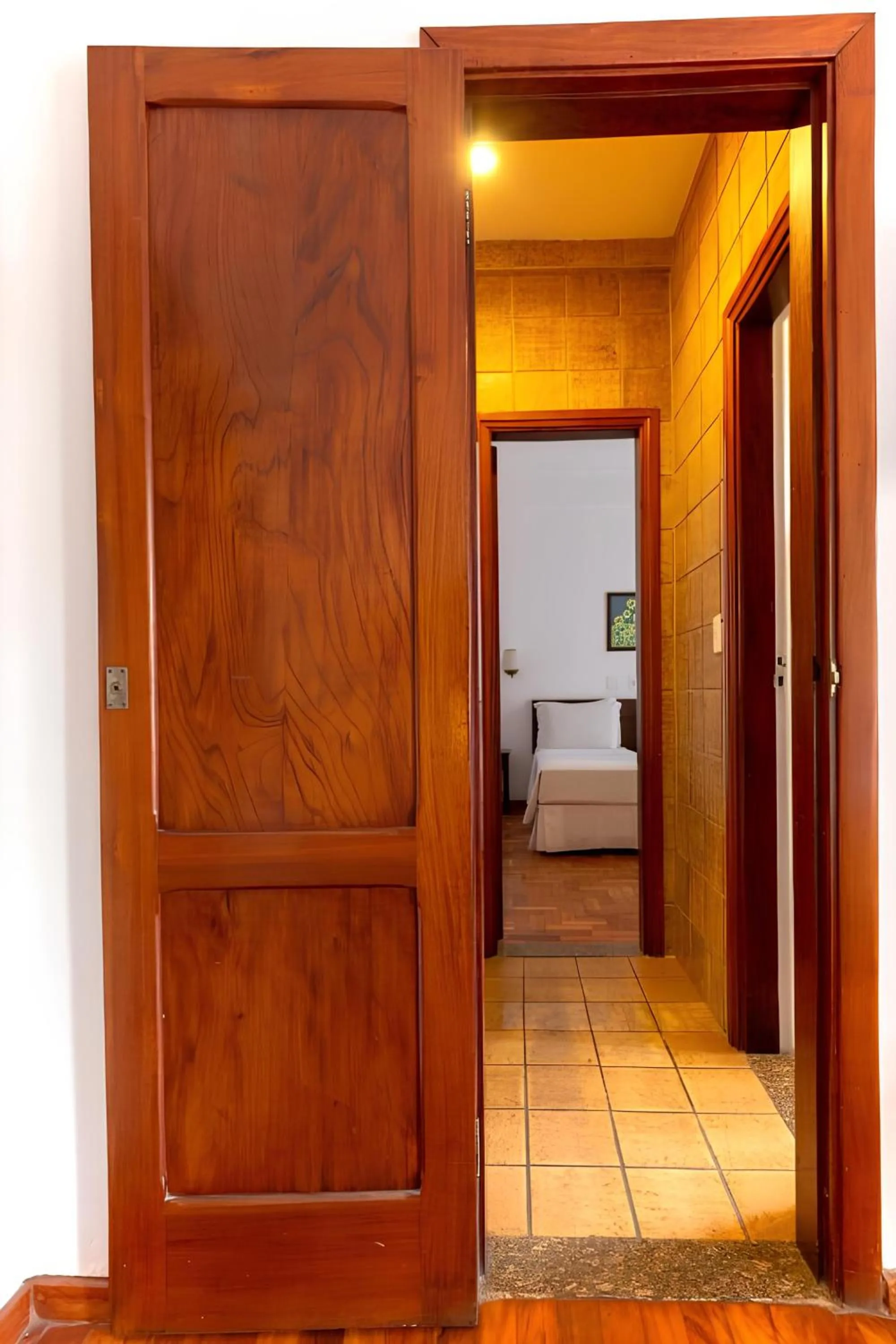 wardrobe in VOA Hotel União