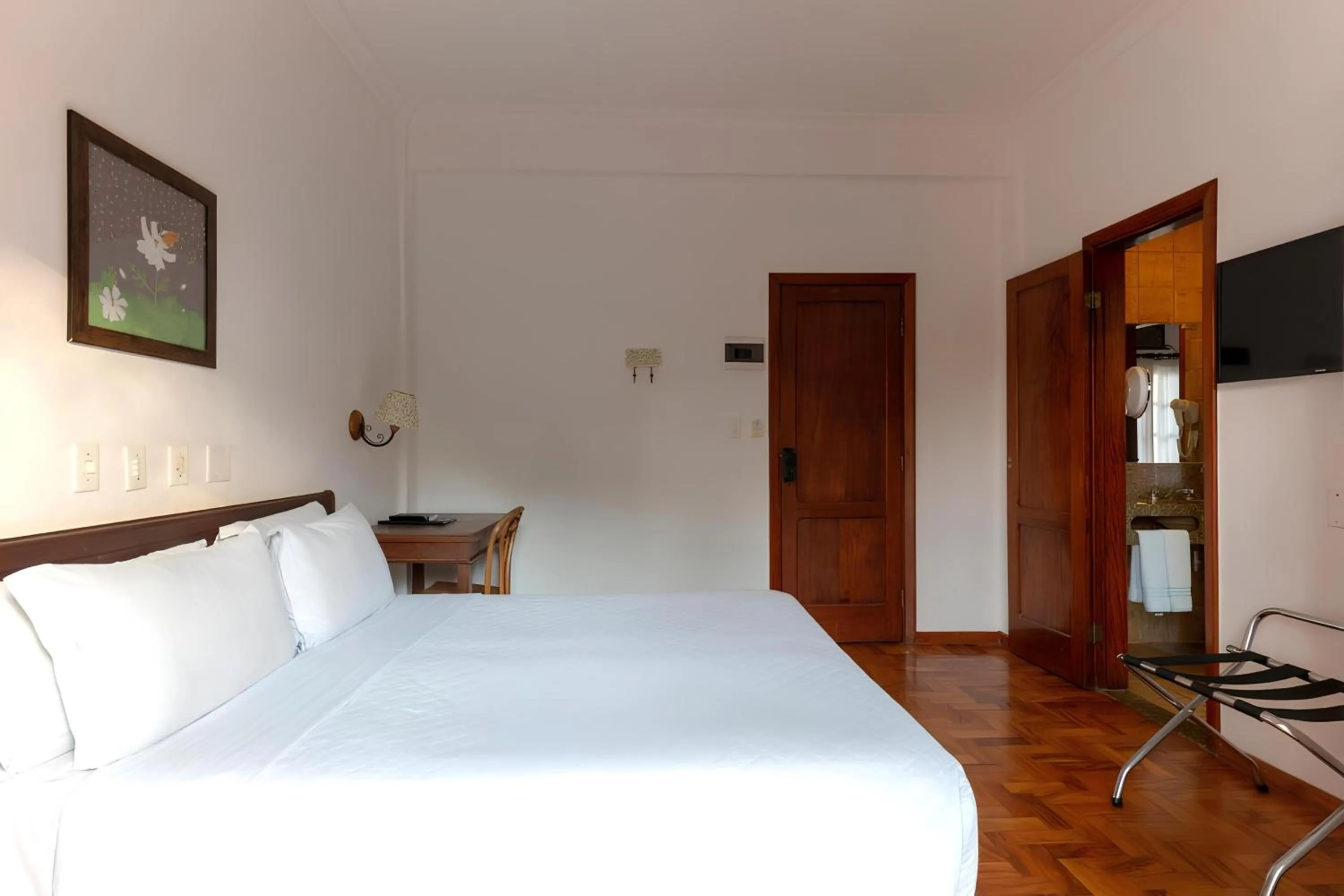 Communal lounge/ TV room, Bed in VOA Hotel União