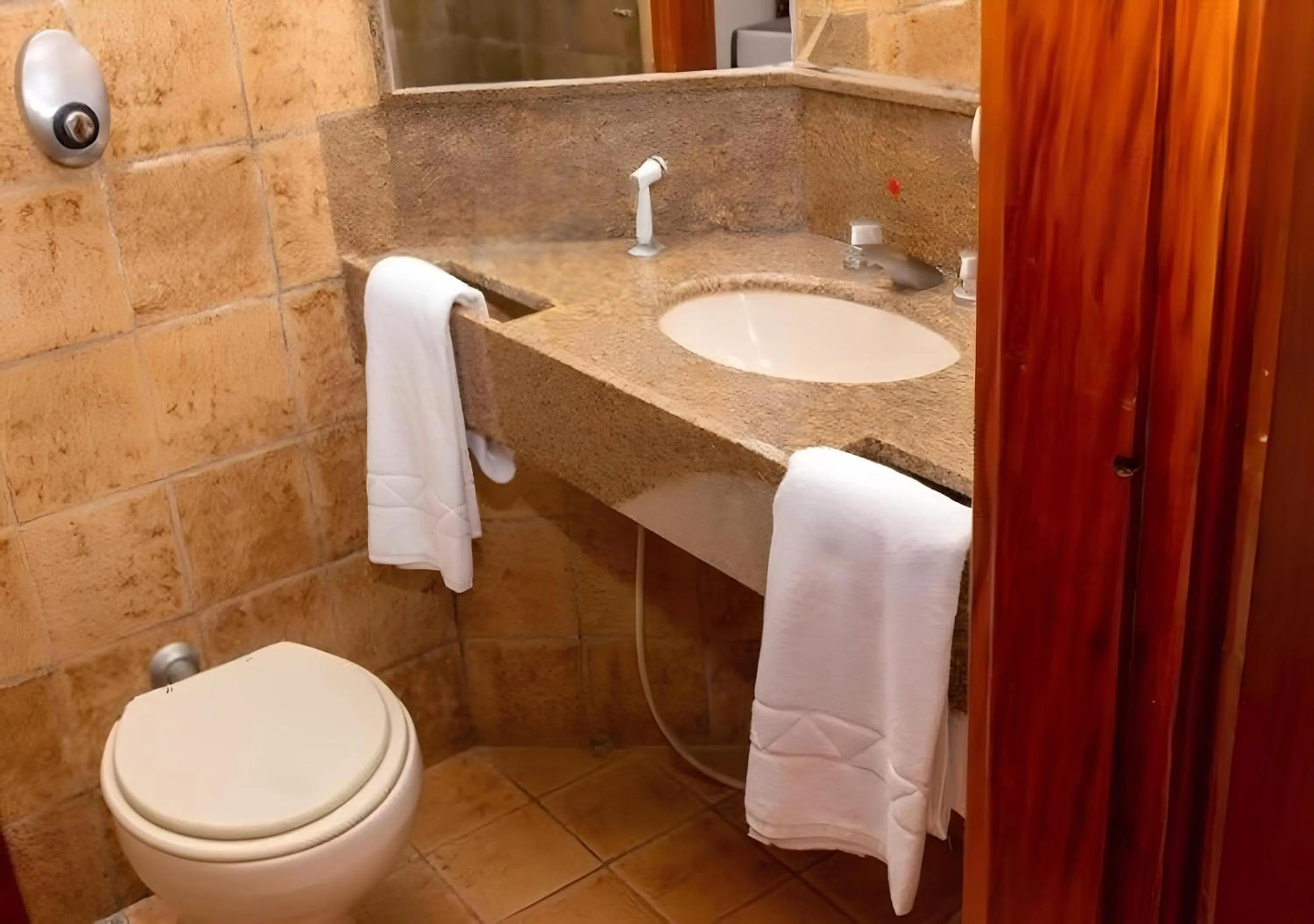 Shower in VOA Hotel União