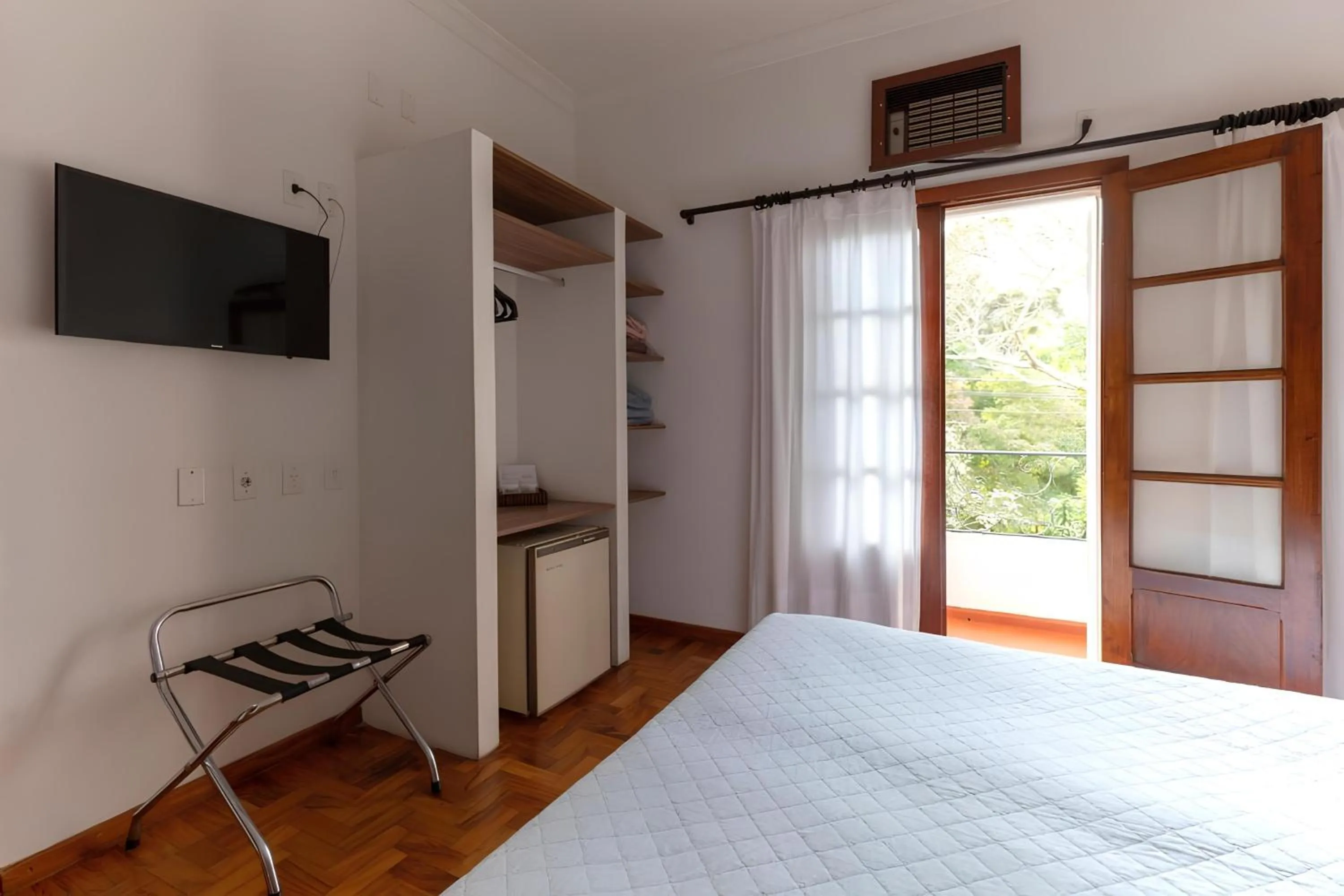 Communal lounge/ TV room, Bed in VOA Hotel União