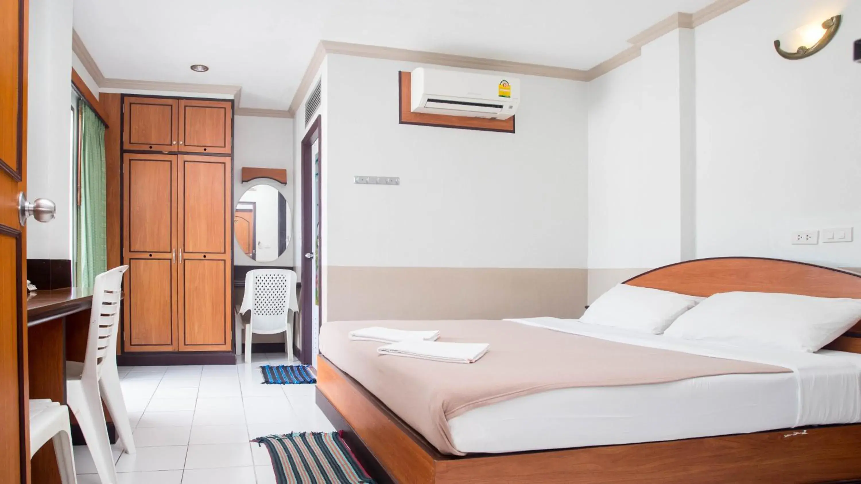 DJ House ดีเจ เฮ้าท์ป่าตอง DJ House ดีเจ เฮ้าท์ป่าตอง