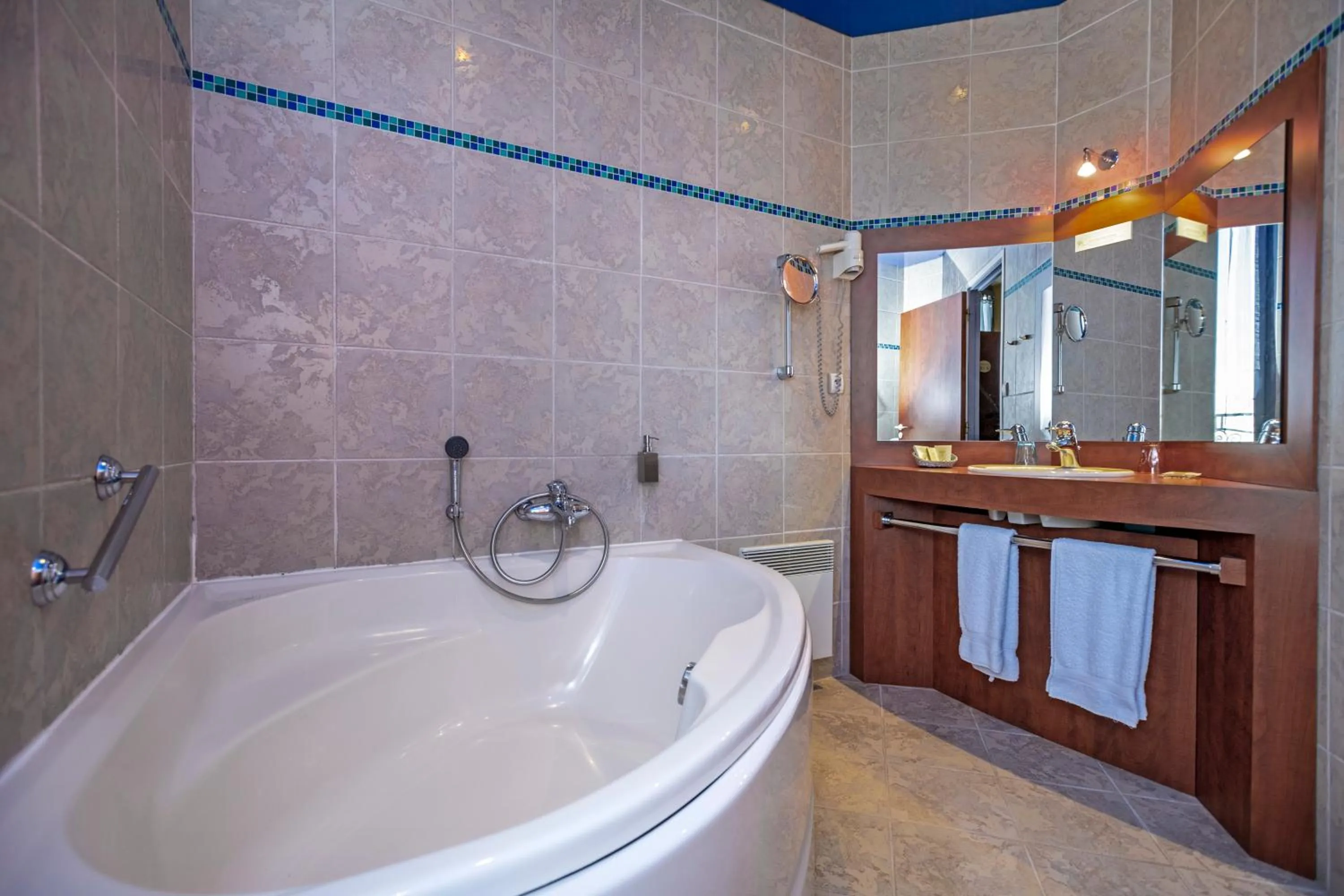 Bathroom in Logis Hôtel Restaurant Gilles Moreau Laguiole