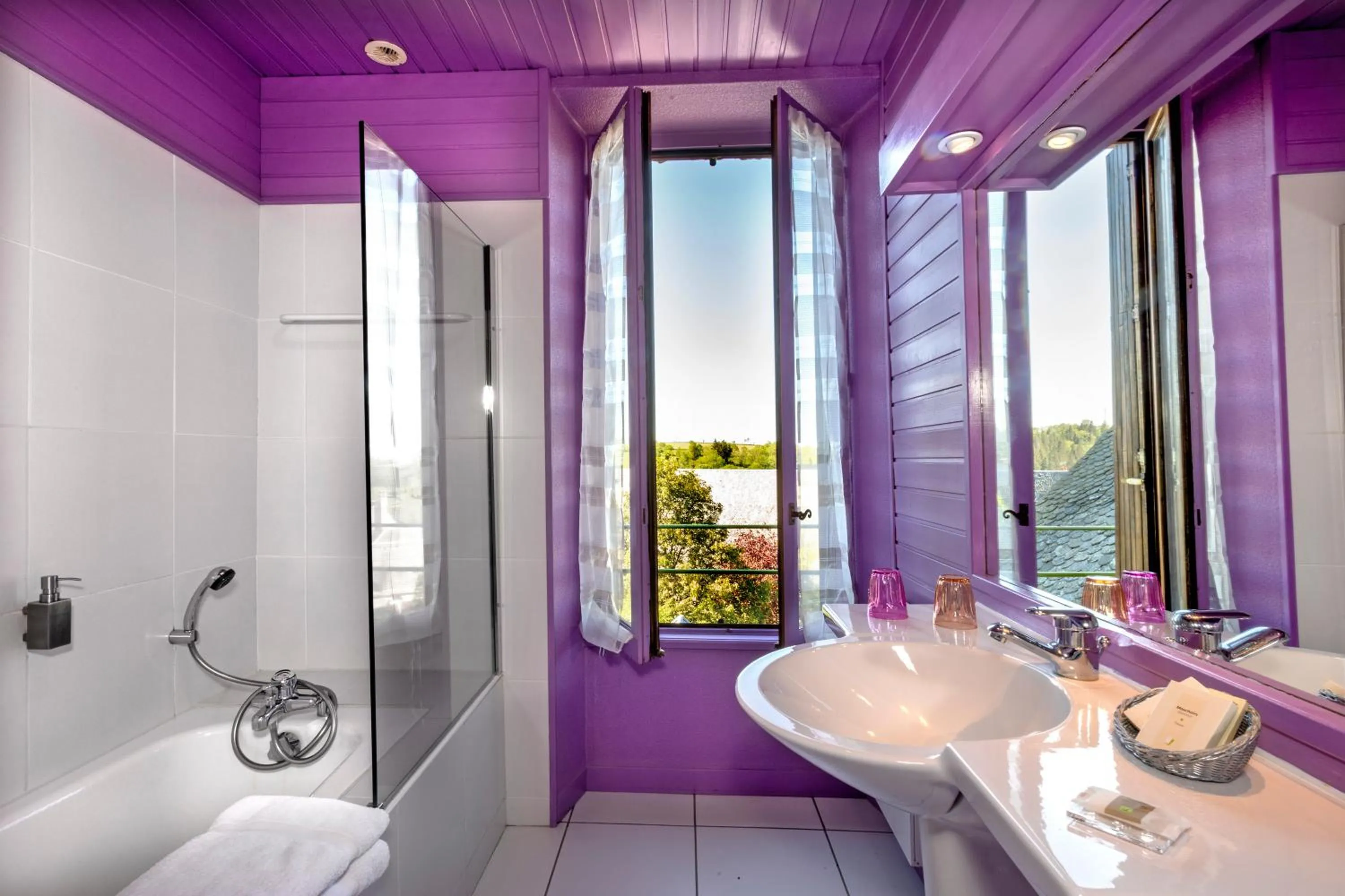 Bathroom in Logis Hôtel Restaurant Gilles Moreau Laguiole