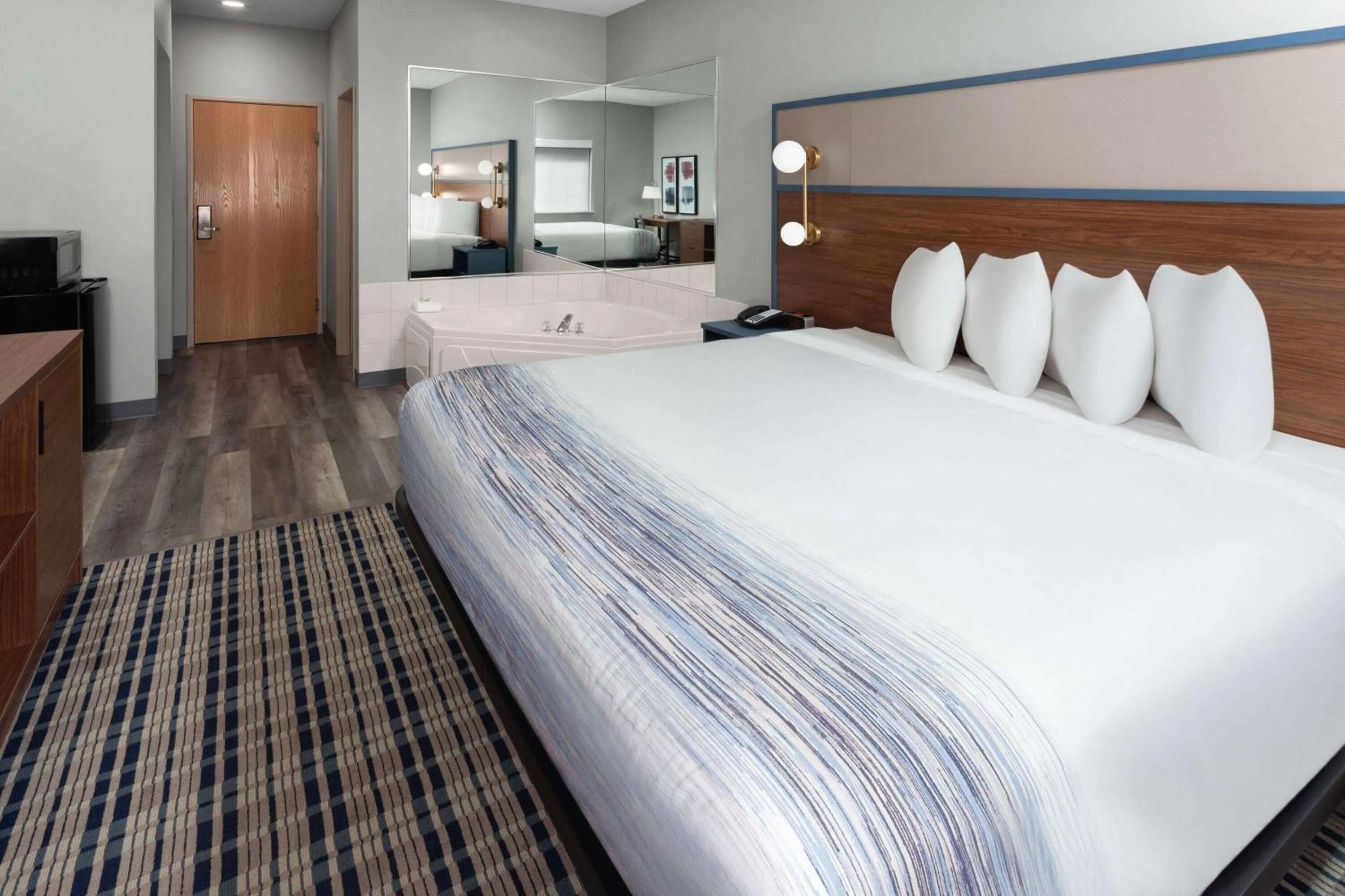 Bath, Bed in AmericInn by Wyndham Eagle River Downtown