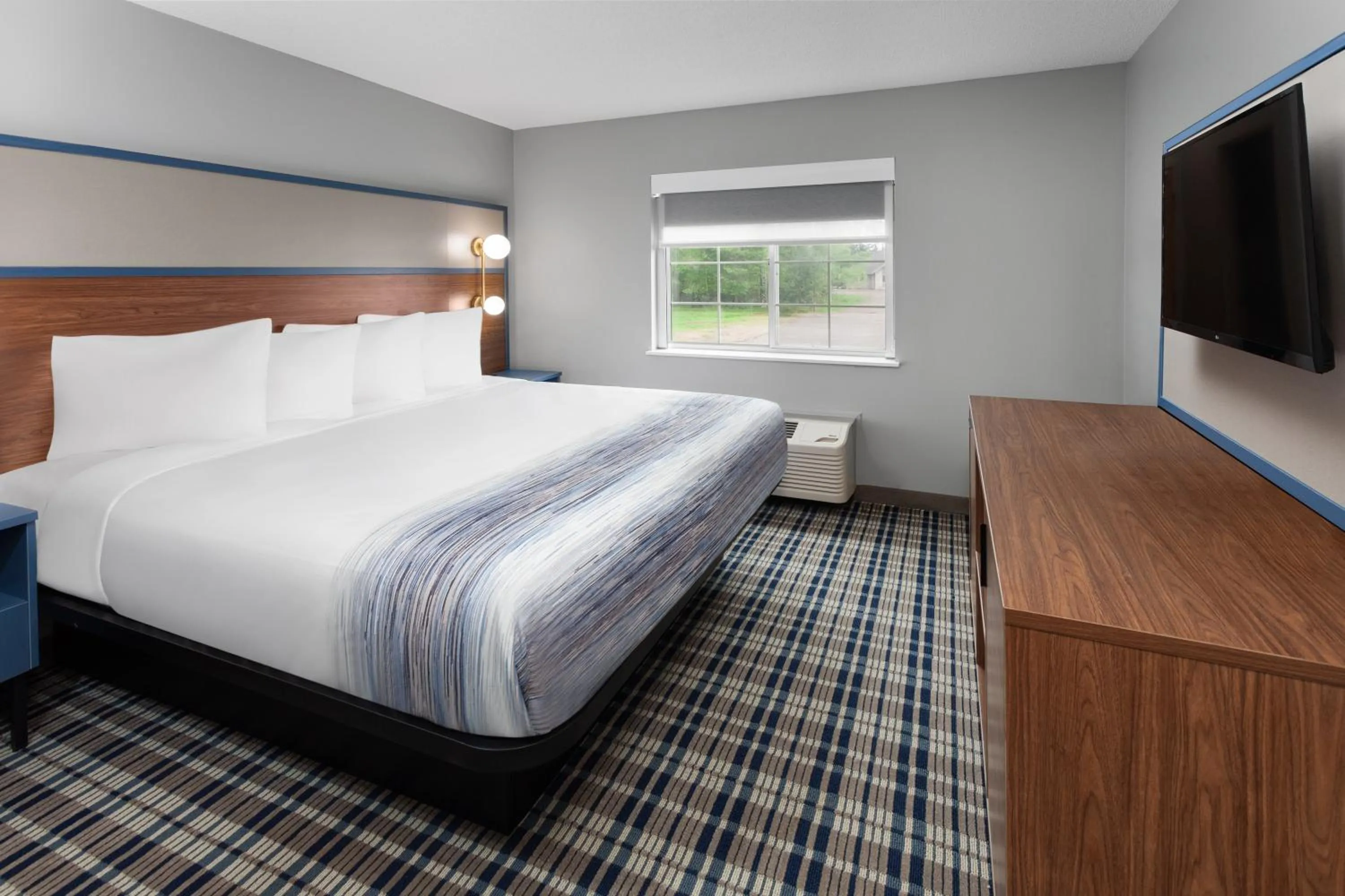 Bedroom, Bed in AmericInn by Wyndham Eagle River Downtown