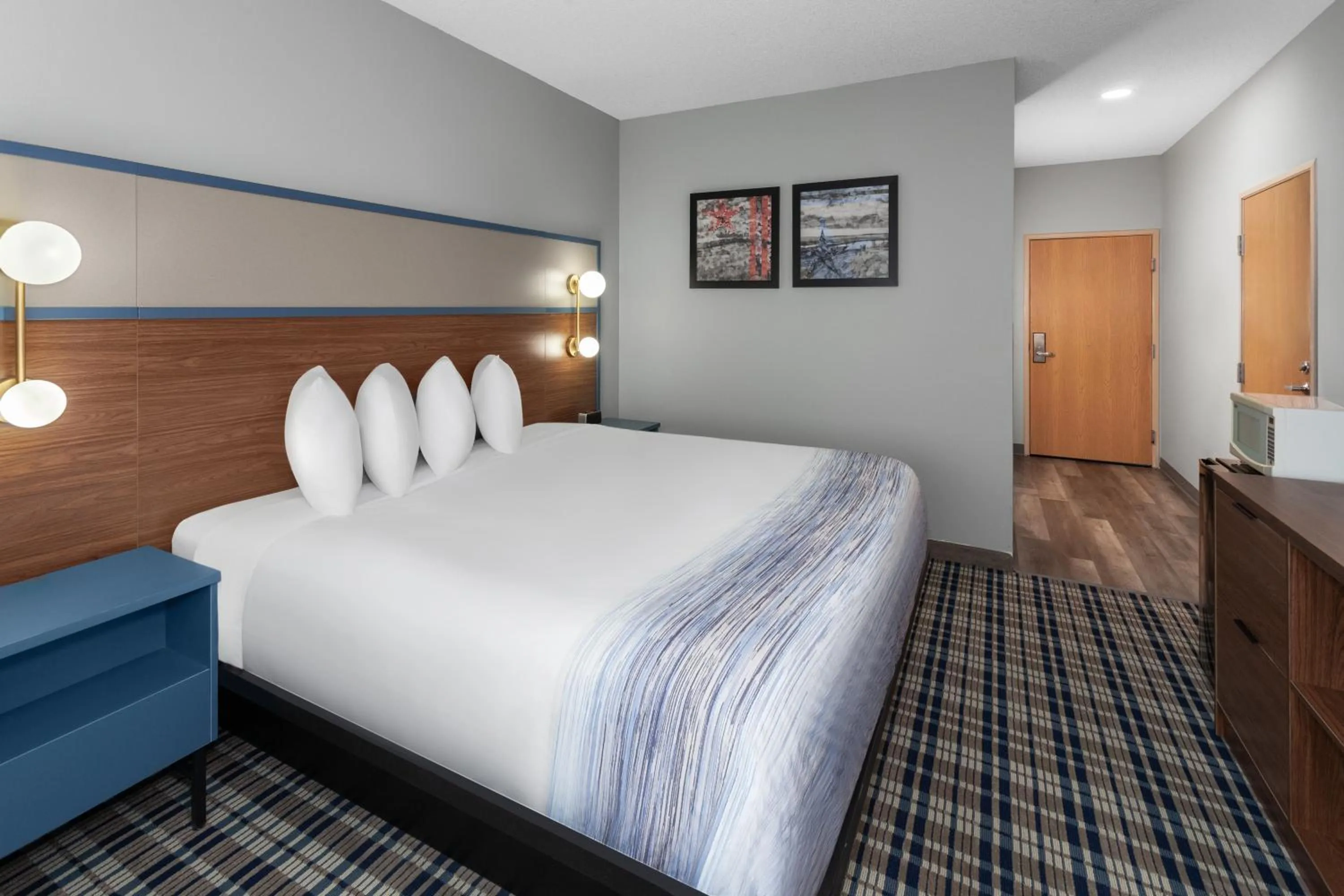 Bedroom, Bed in AmericInn by Wyndham Eagle River Downtown