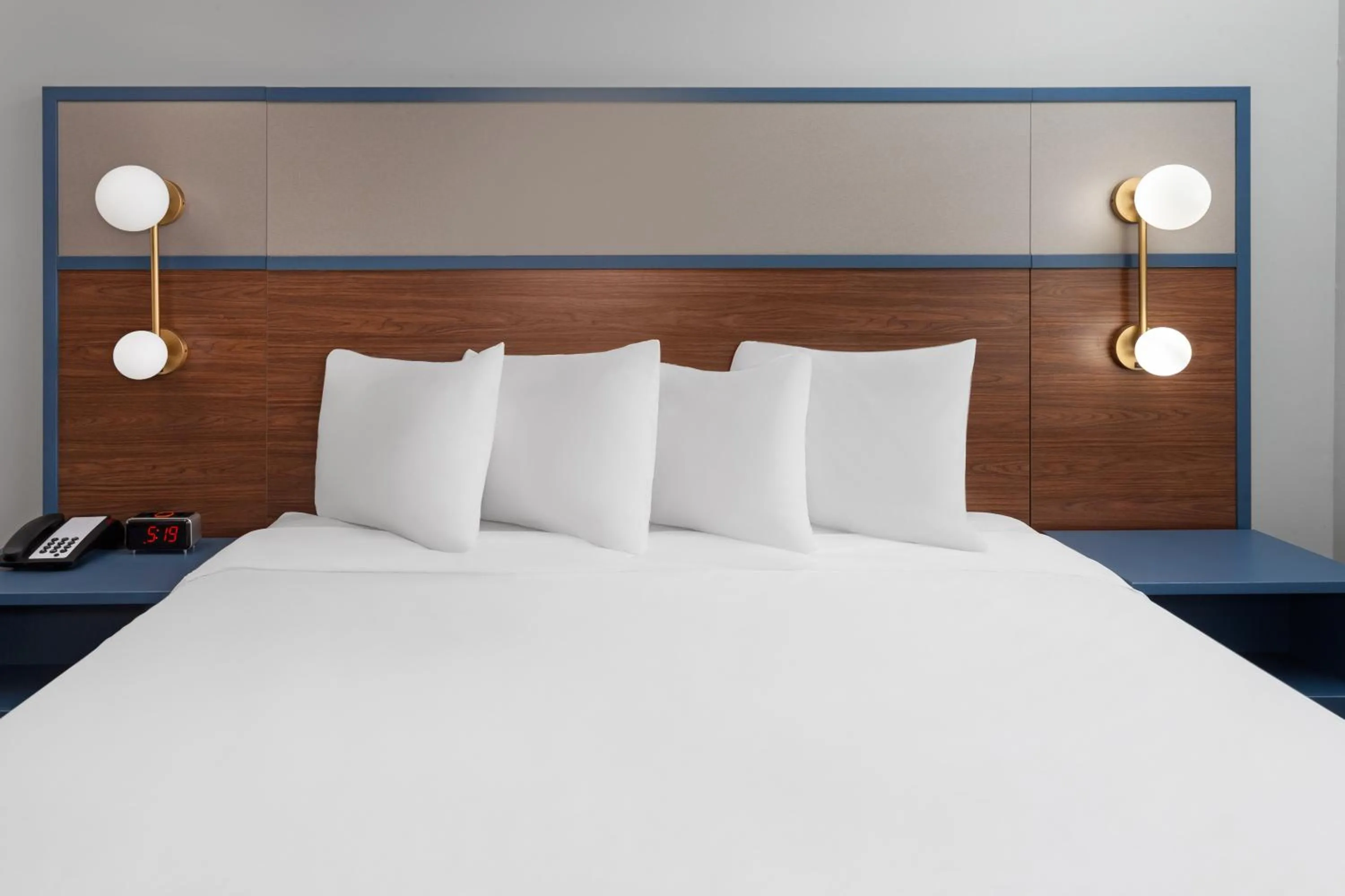 Bedroom, Bed in AmericInn by Wyndham Eagle River Downtown