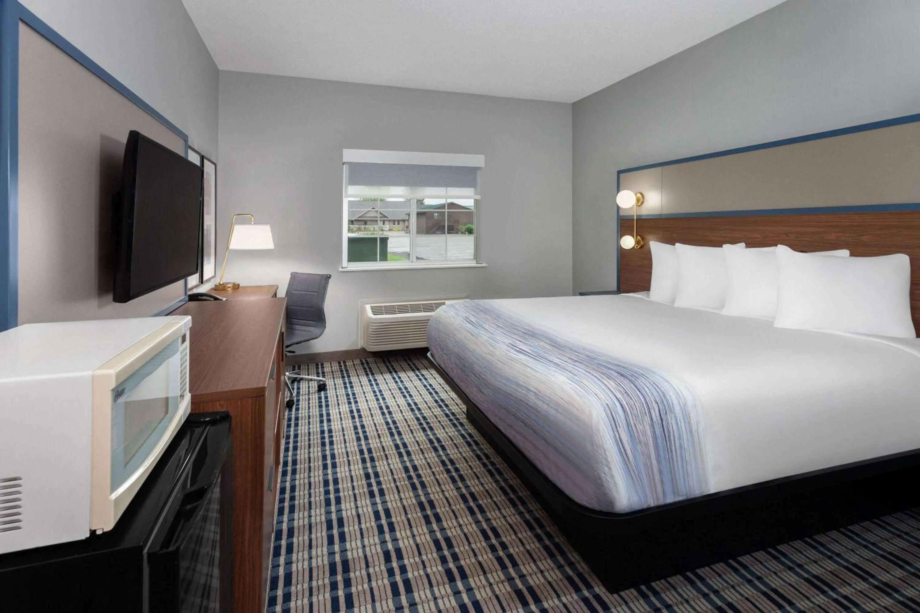 Photo of the whole room, Bed in AmericInn by Wyndham Eagle River Downtown