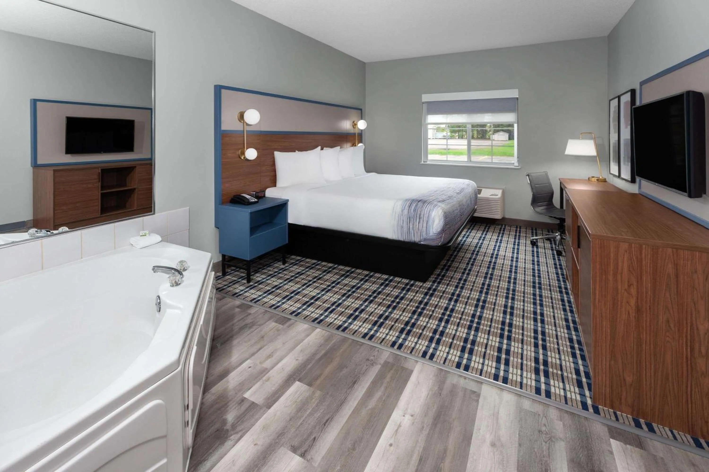 Bath, Bed in AmericInn by Wyndham Eagle River Downtown