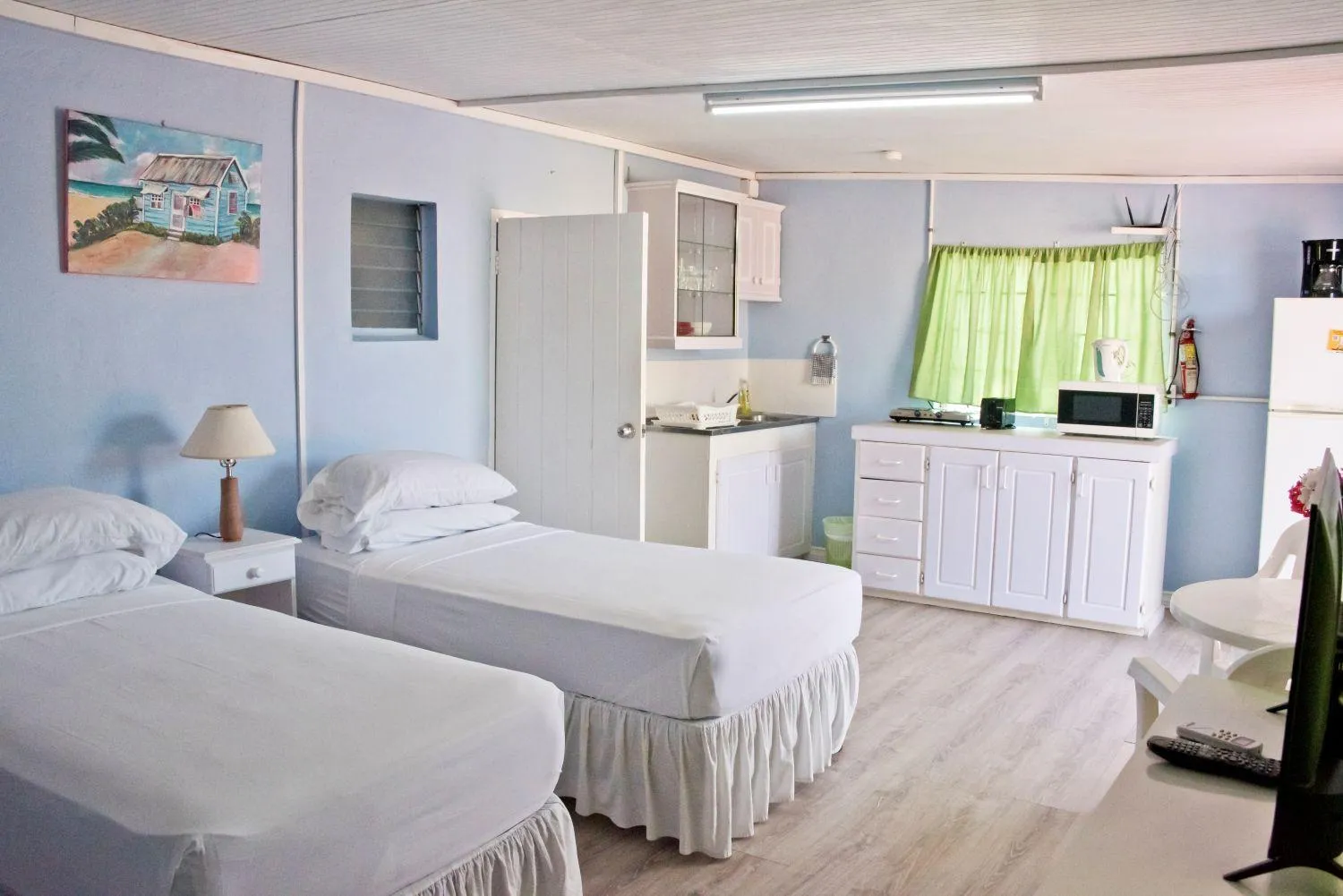 kitchen, Bed in Dover Beach Hotel