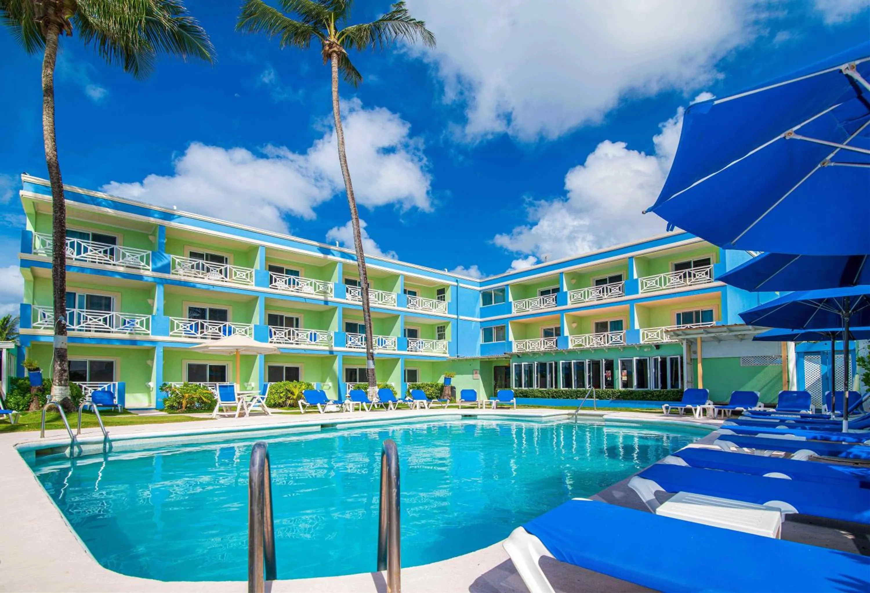 Swimming pool in Dover Beach Hotel