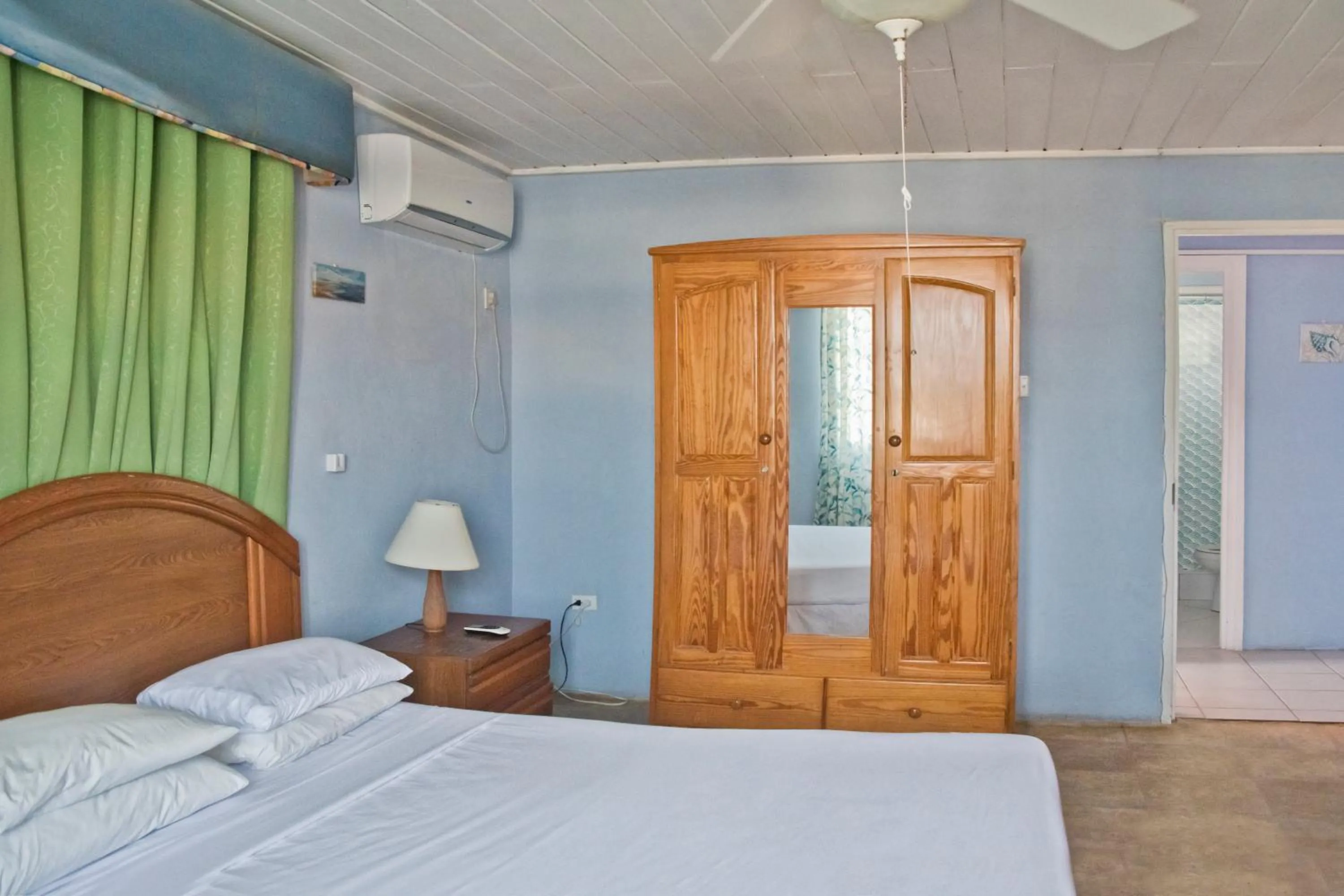 Bedroom, Bed in Dover Beach Hotel