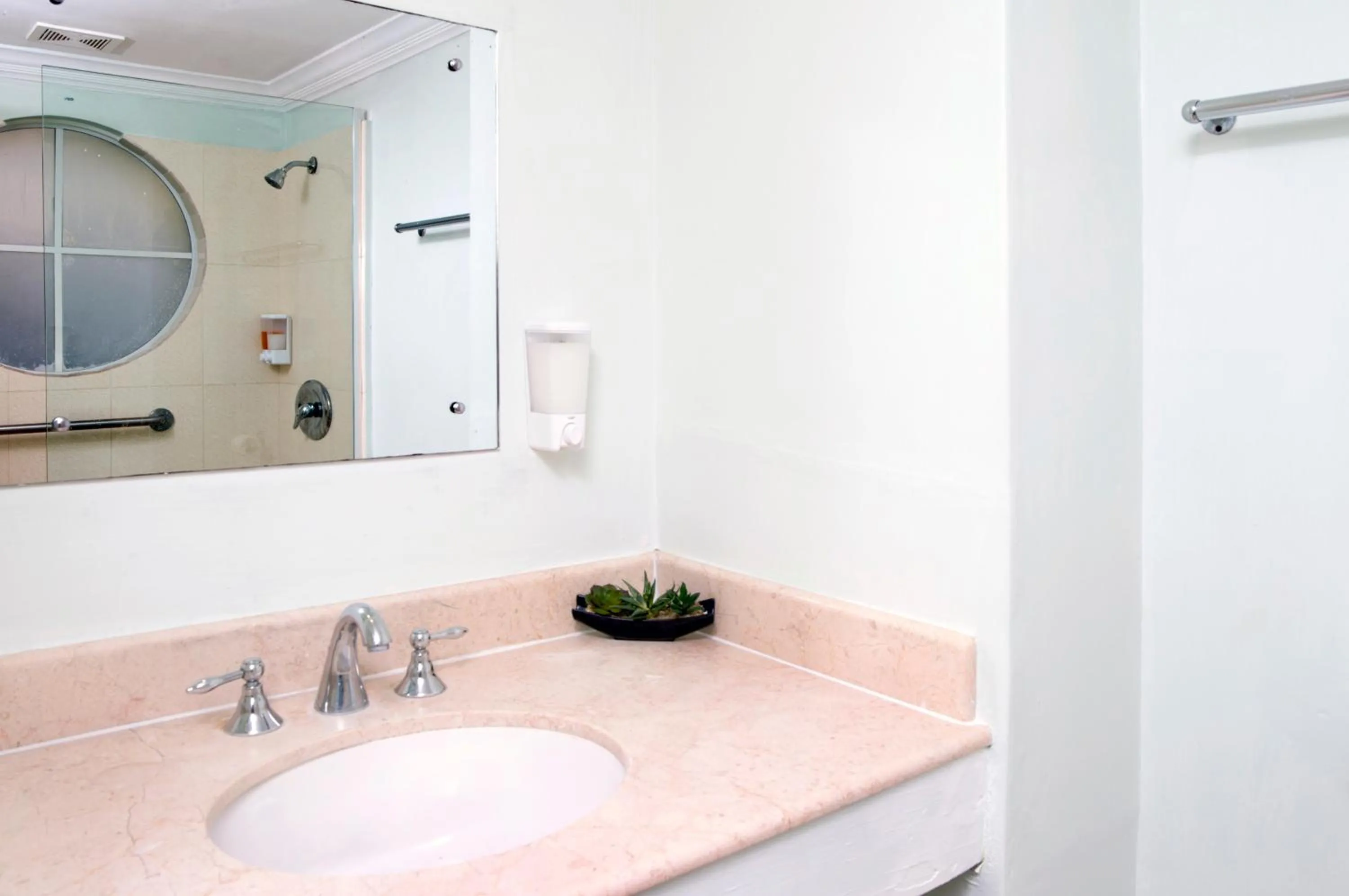 Bathroom in Dover Beach Hotel