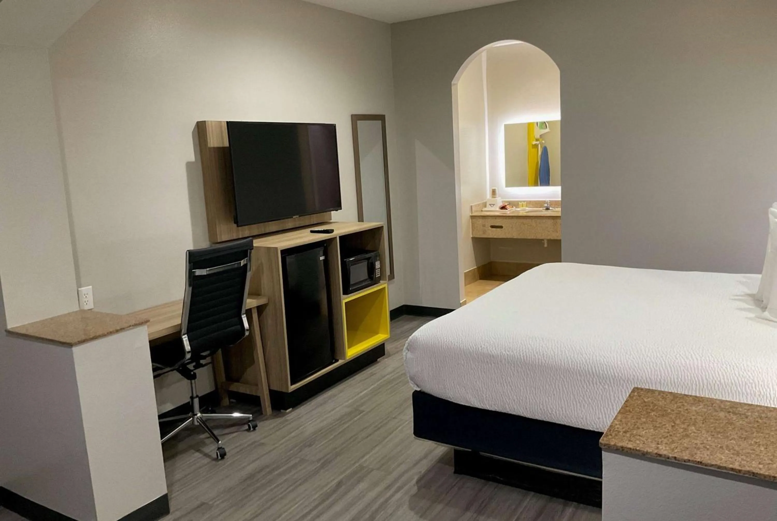 Photo of the whole room, Bed in Days Inn by Wyndham Humble/Houston Intercontinental Airport