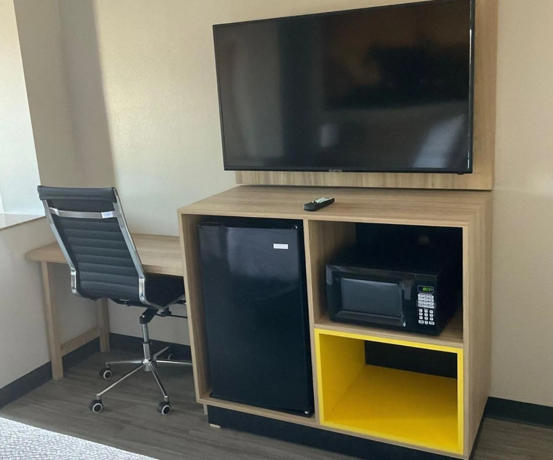 TV and multimedia in Days Inn by Wyndham Humble/Houston Intercontinental Airport
