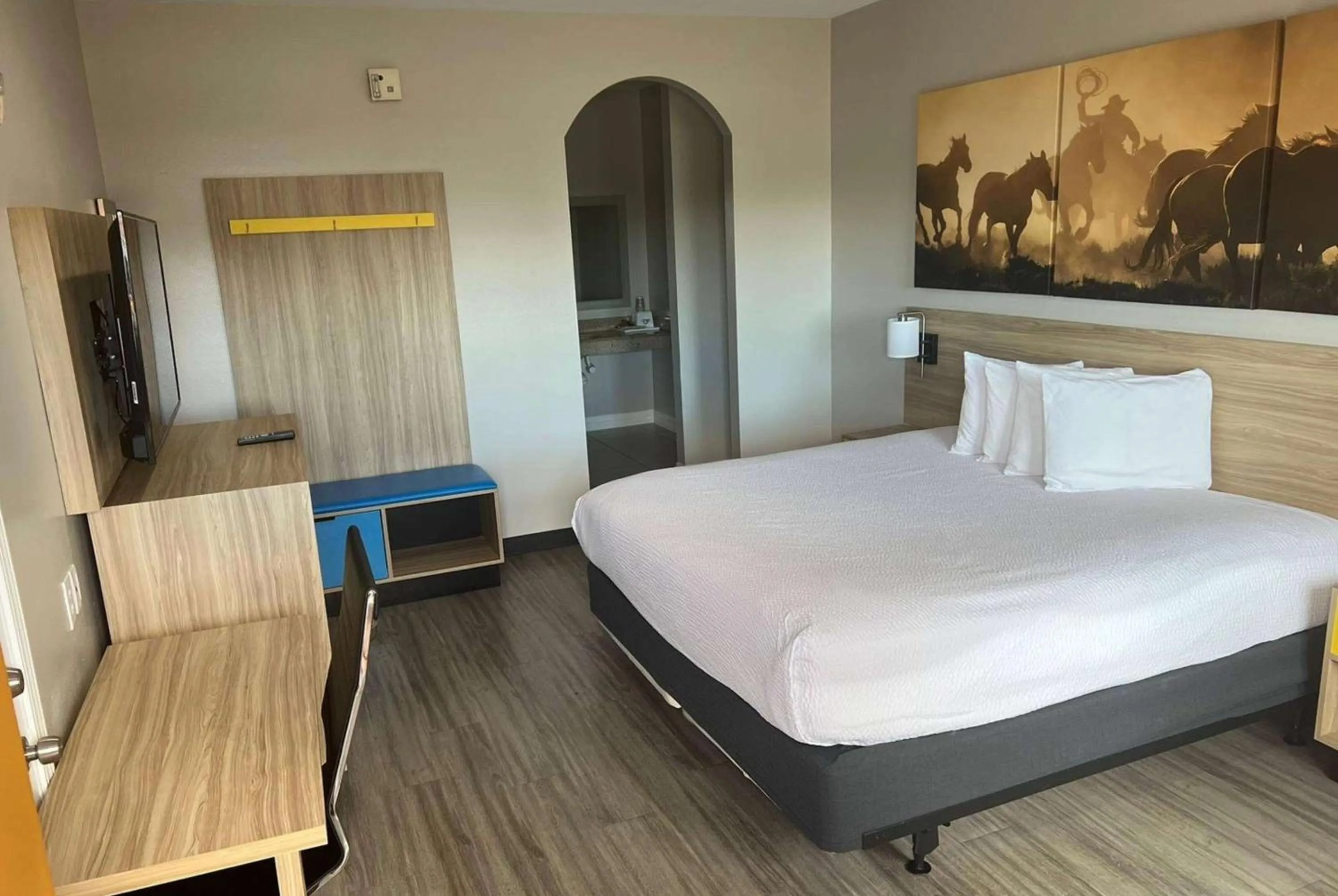 Photo of the whole room, Bed in Days Inn by Wyndham Humble/Houston Intercontinental Airport