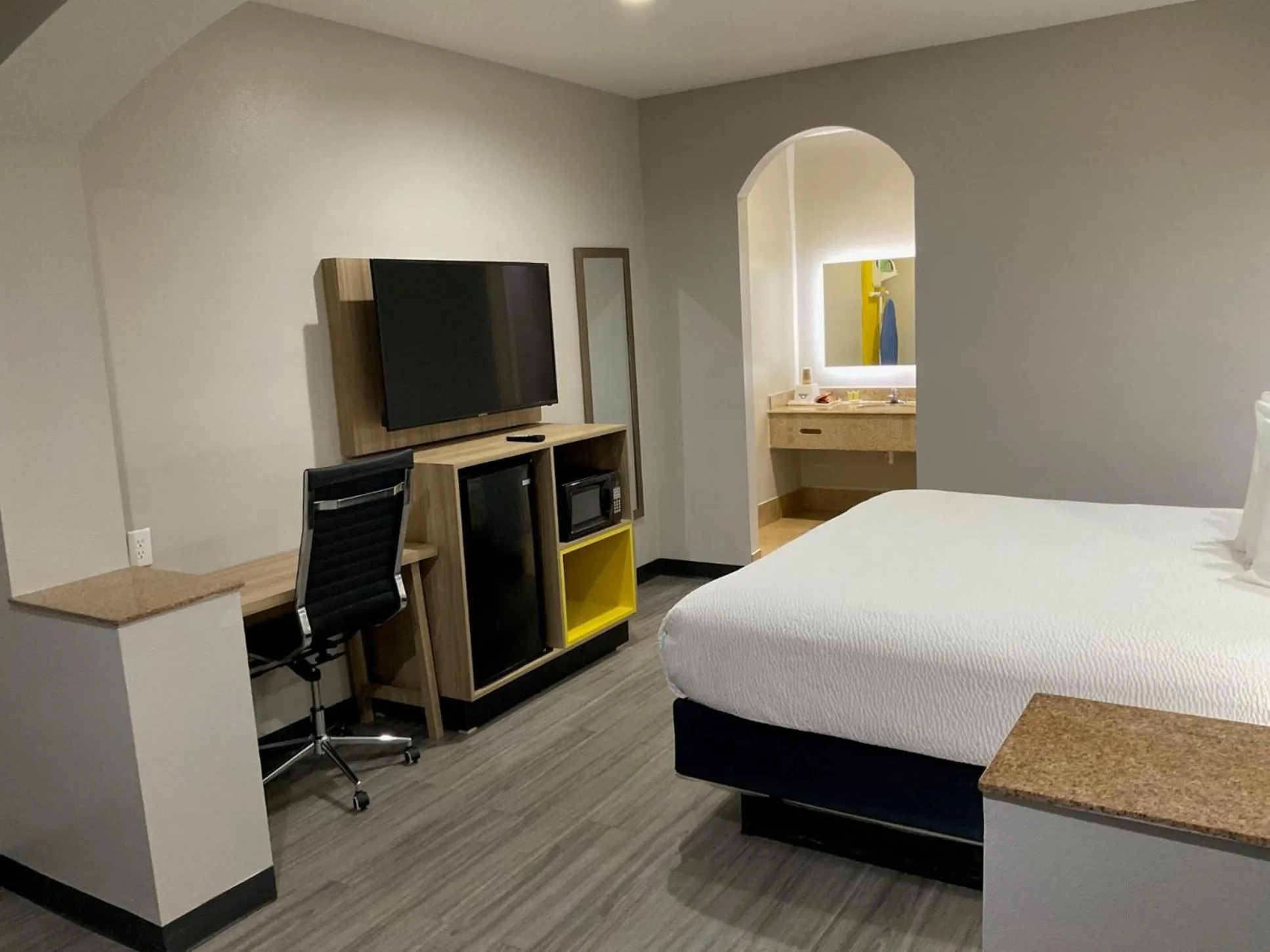Bedroom, Bed in Days Inn by Wyndham Humble/Houston Intercontinental Airport