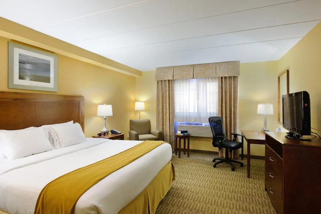 Photo of the whole room, Bed in Holiday Inn Express Philadelphia Airport by IHG