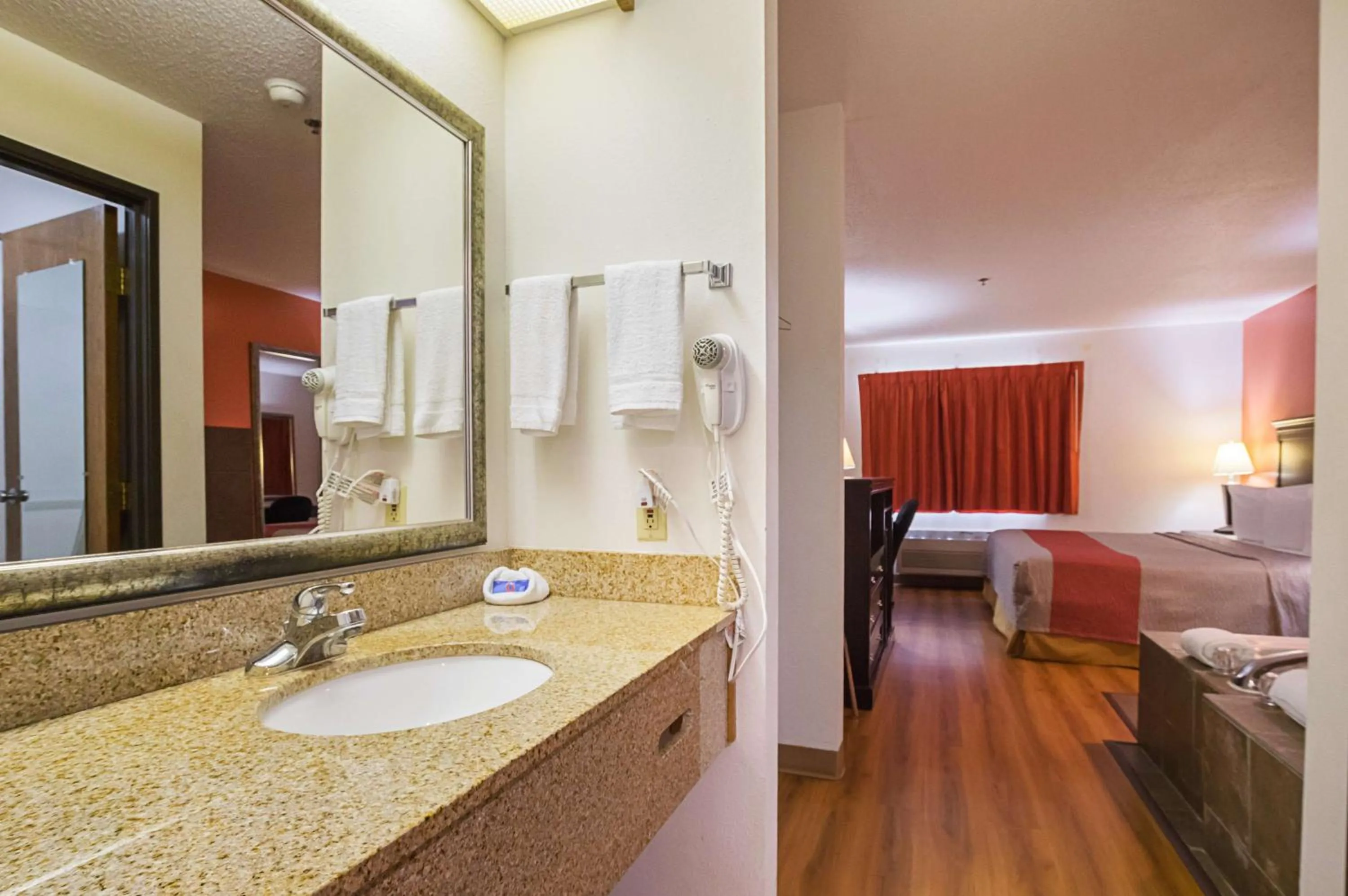 Bathroom, Bed in Motel 6-Waterloo, IA - Crossroads Mall - Cedar Falls