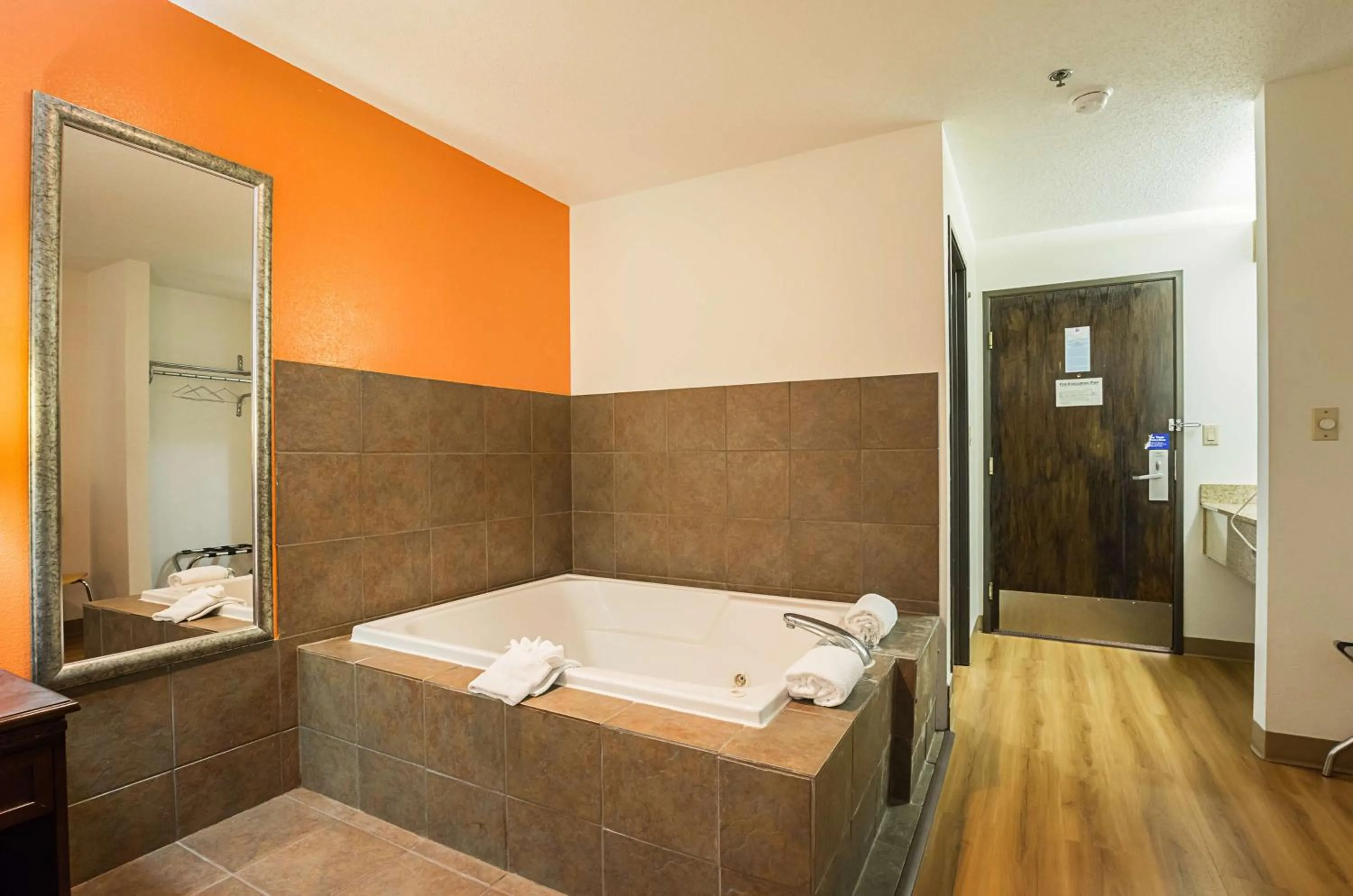 Bathroom, Bed in Motel 6-Waterloo, IA - Crossroads Mall - Cedar Falls