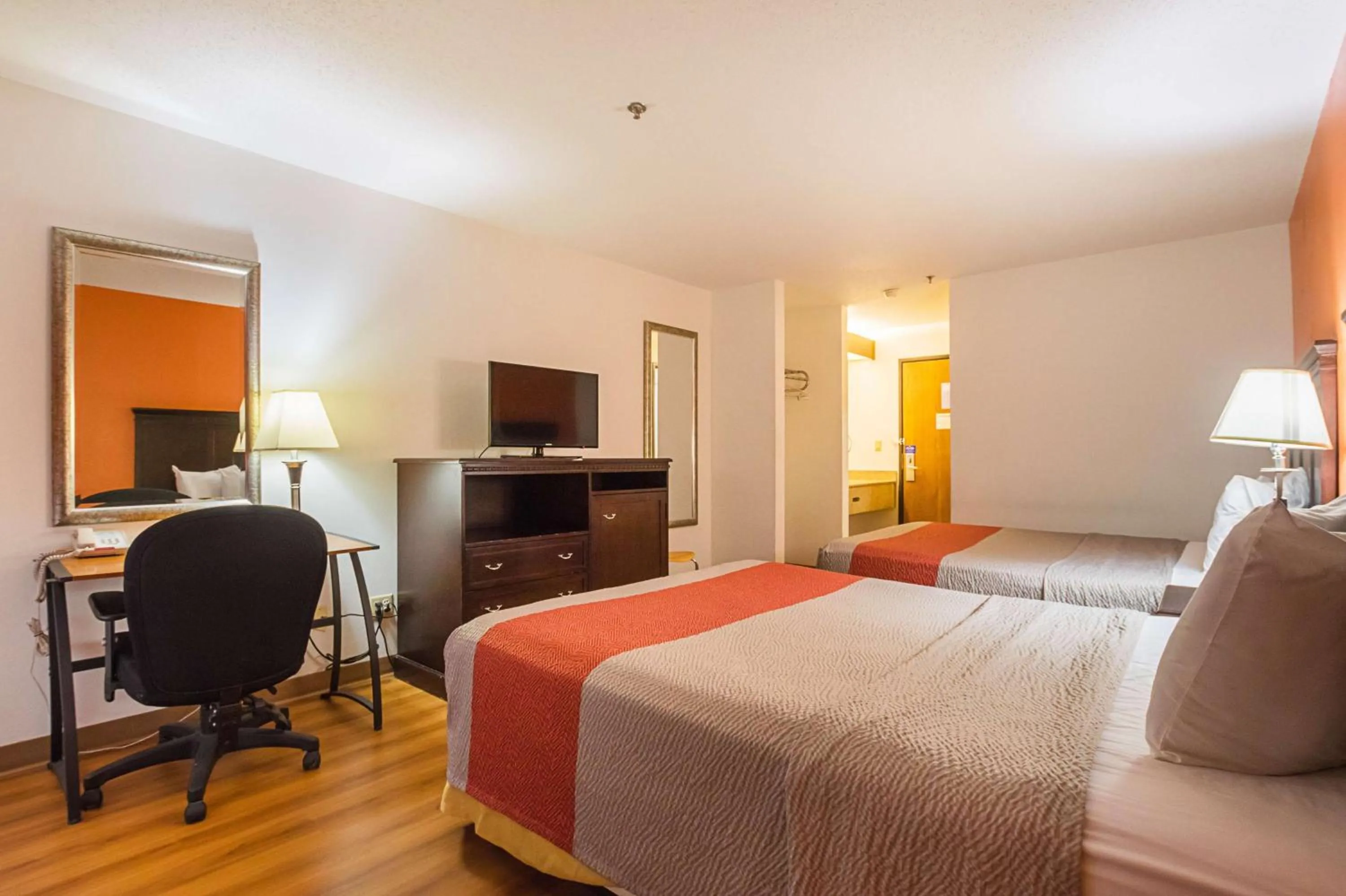 TV and multimedia, Bed in Motel 6-Waterloo, IA - Crossroads Mall - Cedar Falls