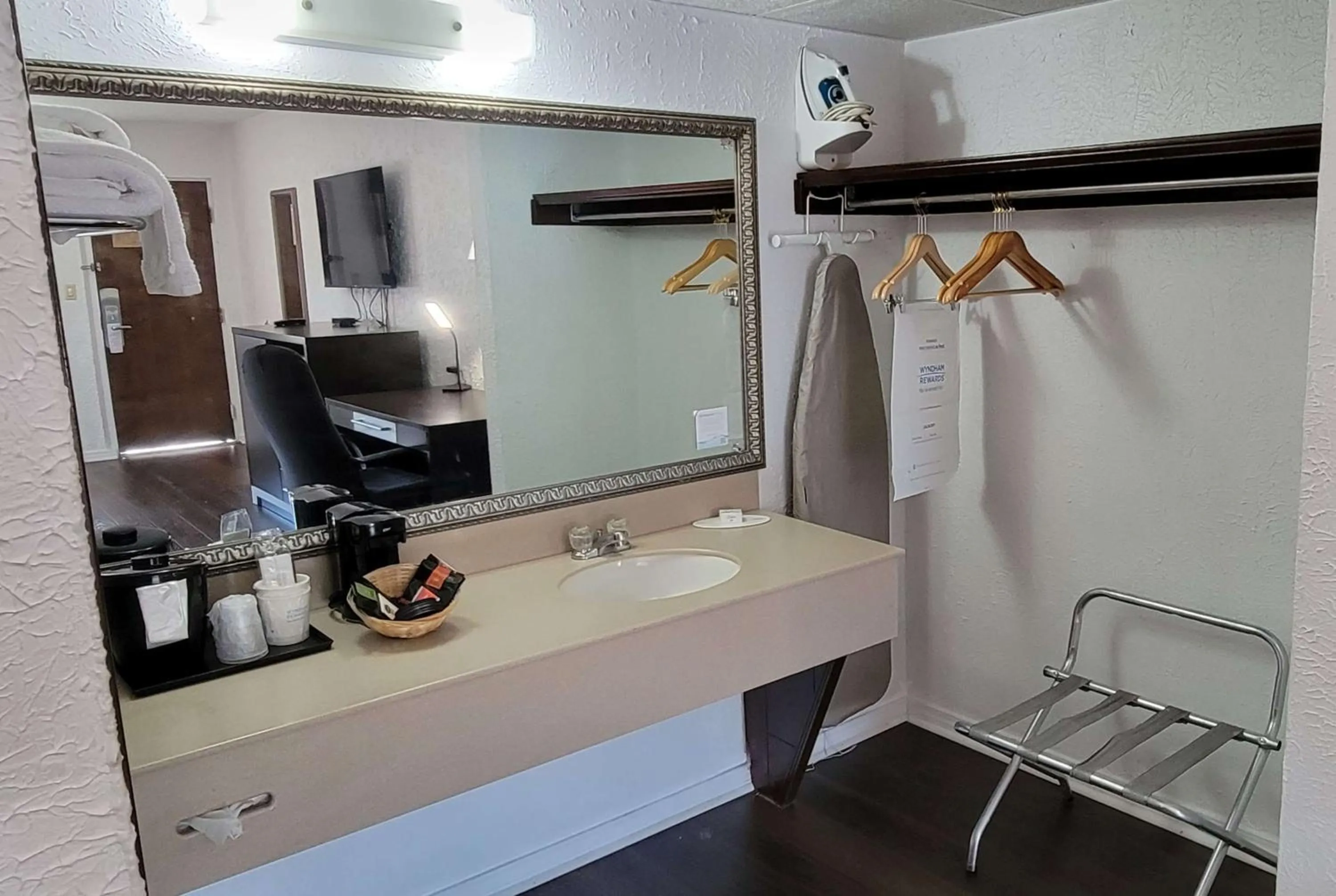 TV and multimedia in Ramada by Wyndham Mountain Home