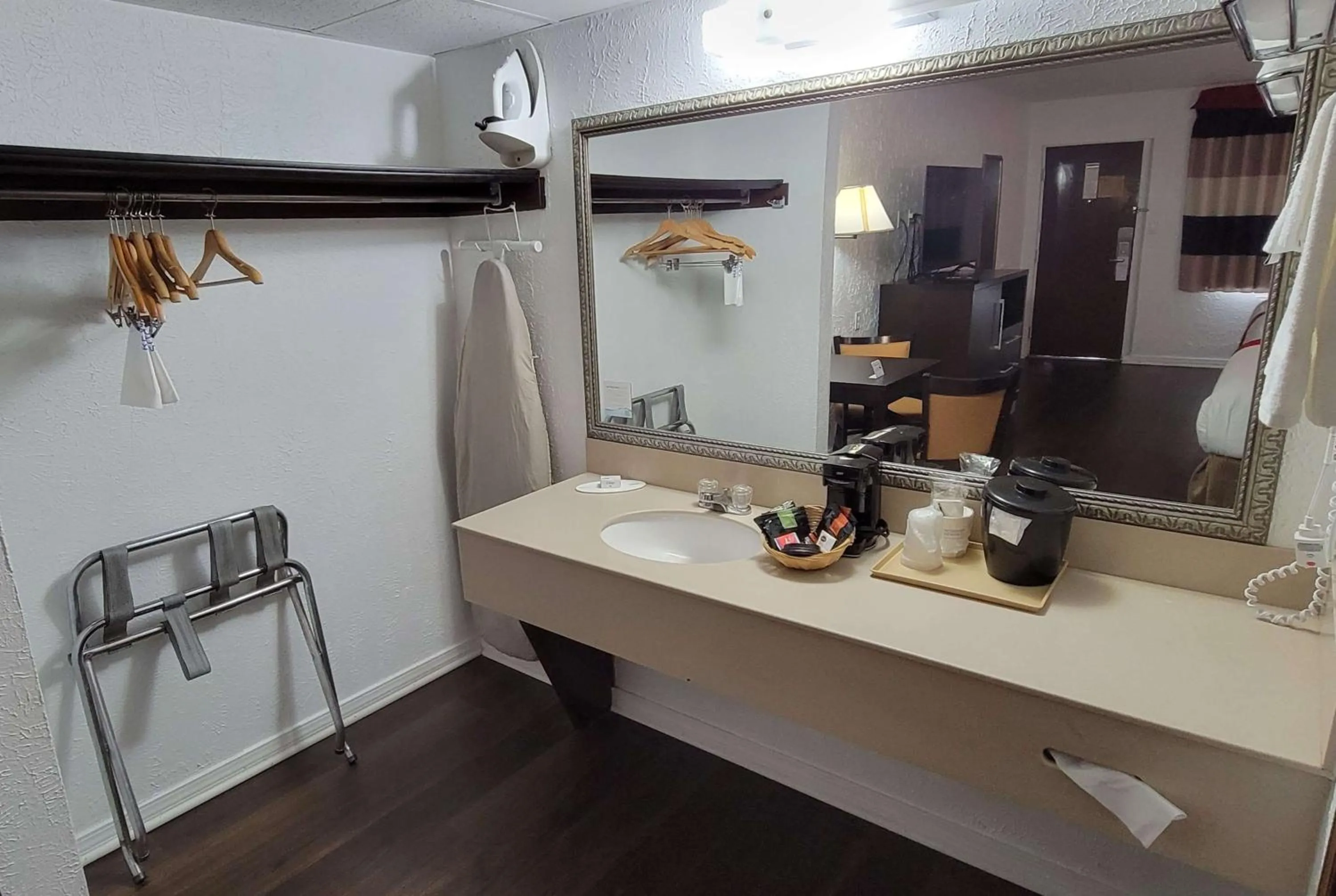 TV and multimedia in Ramada by Wyndham Mountain Home