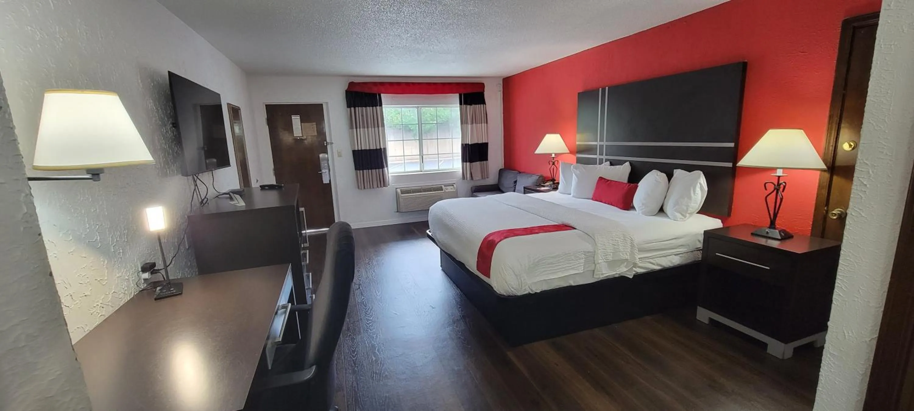 Toilet, Bed in Ramada by Wyndham Mountain Home