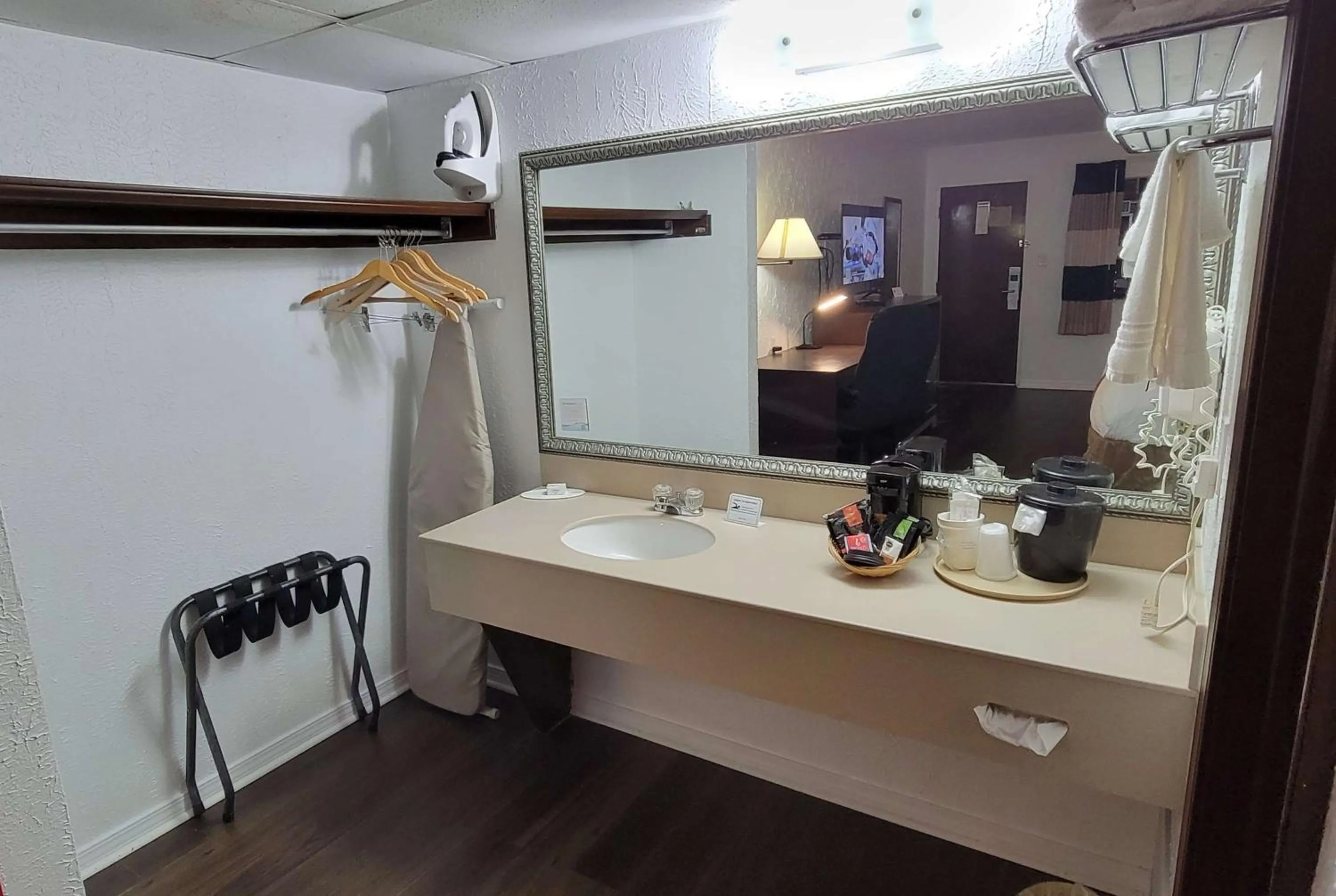 TV and multimedia in Ramada by Wyndham Mountain Home