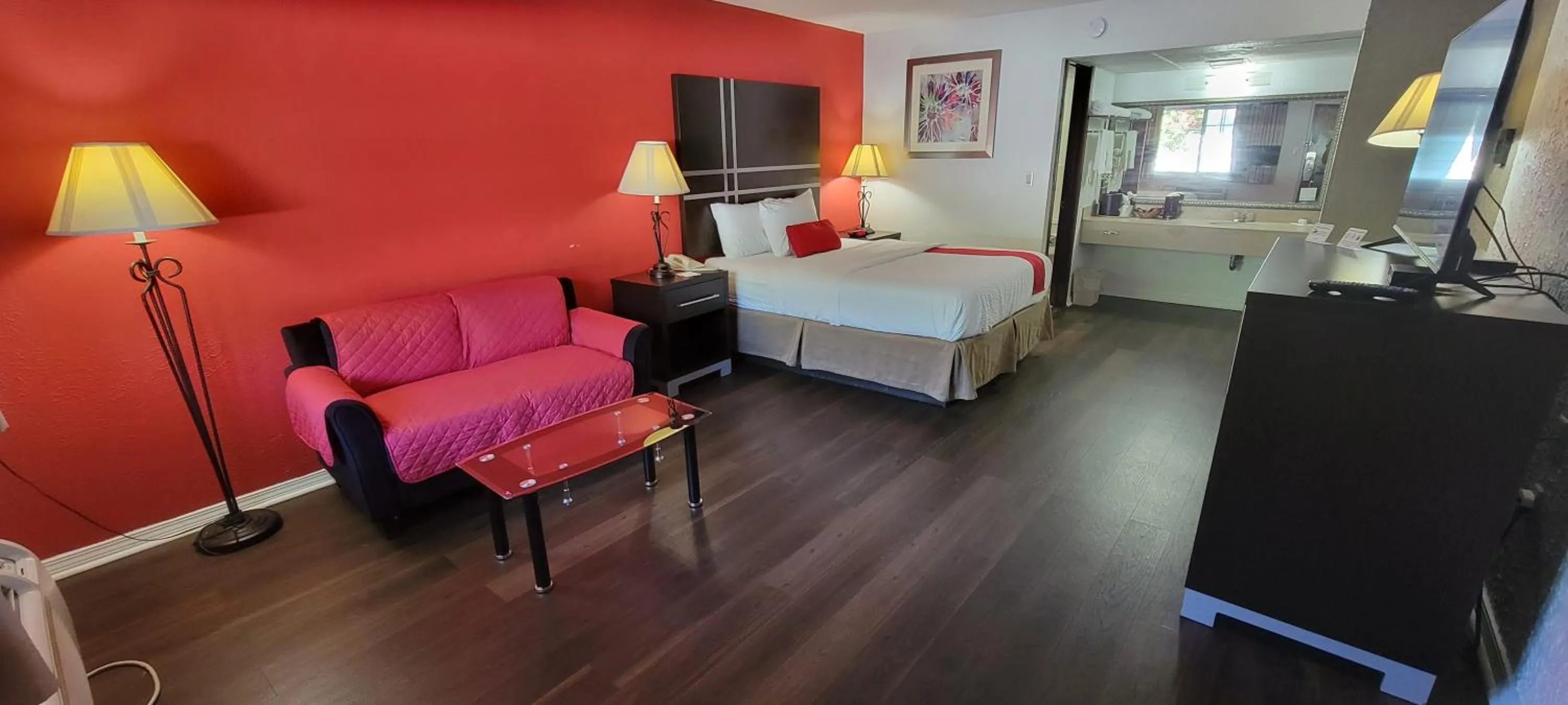 Shower, Bed in Ramada by Wyndham Mountain Home