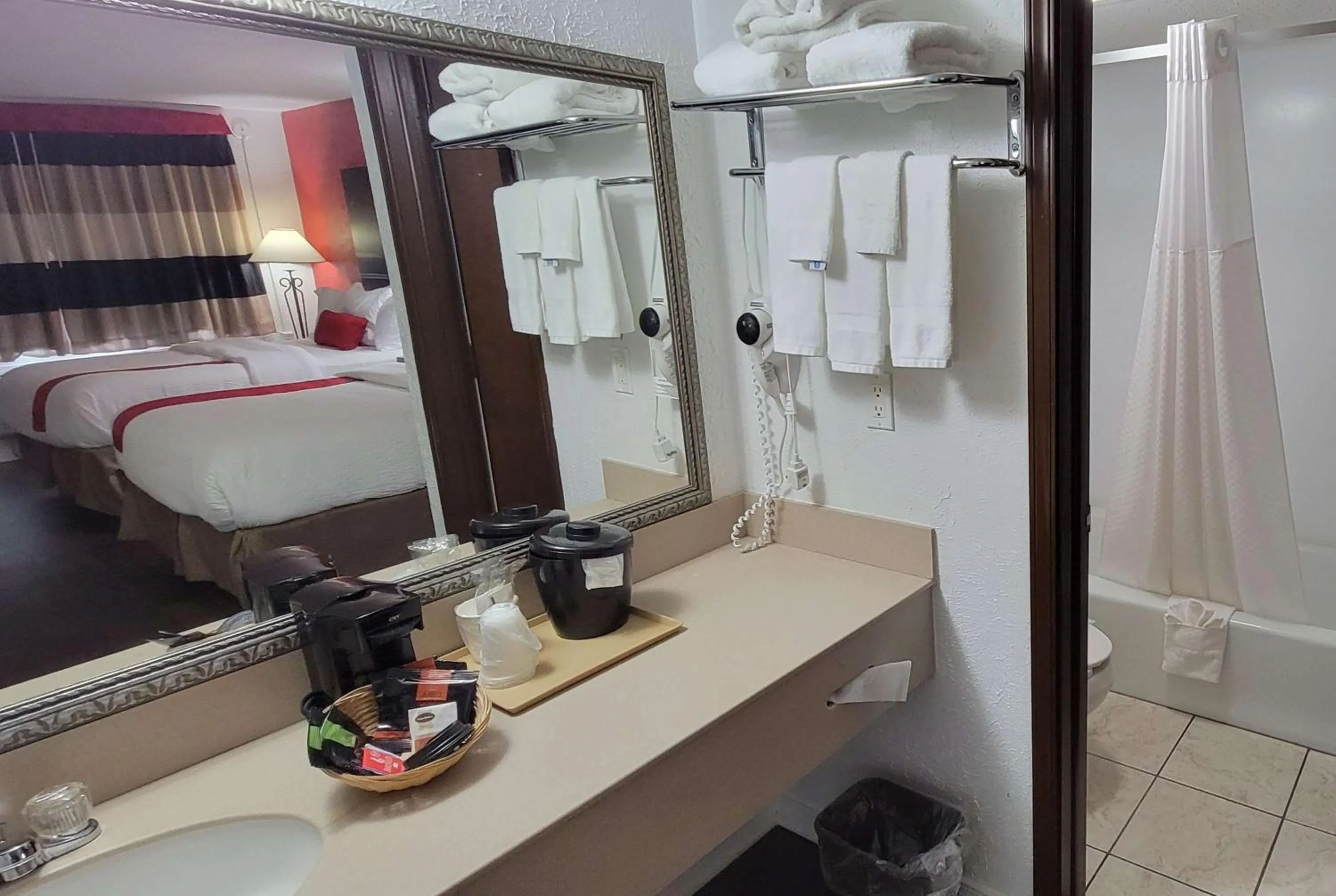 TV and multimedia, Bed in Ramada by Wyndham Mountain Home