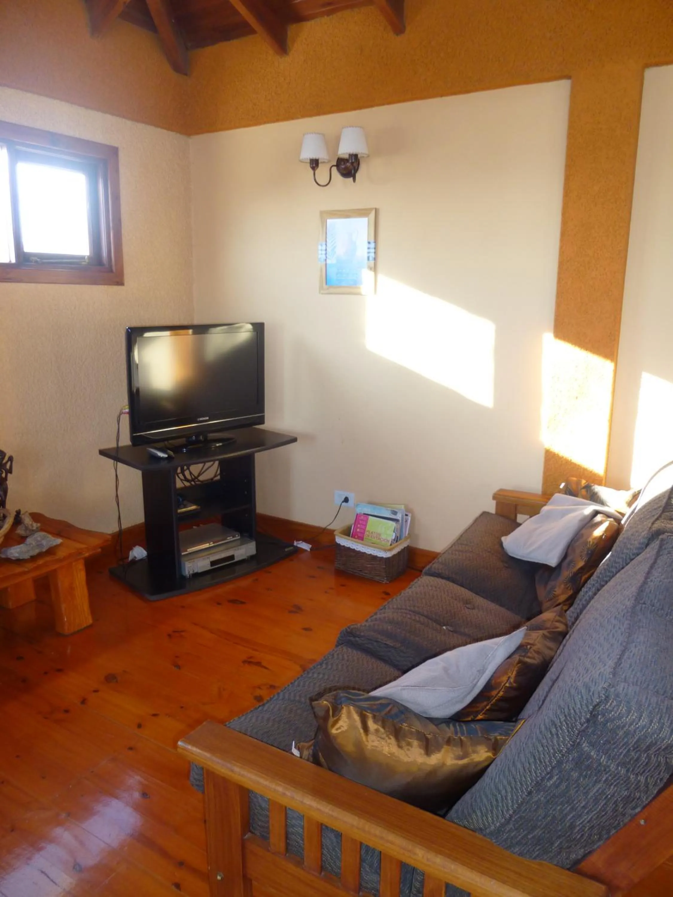 Communal lounge/ TV room in Hosteria Rukahué