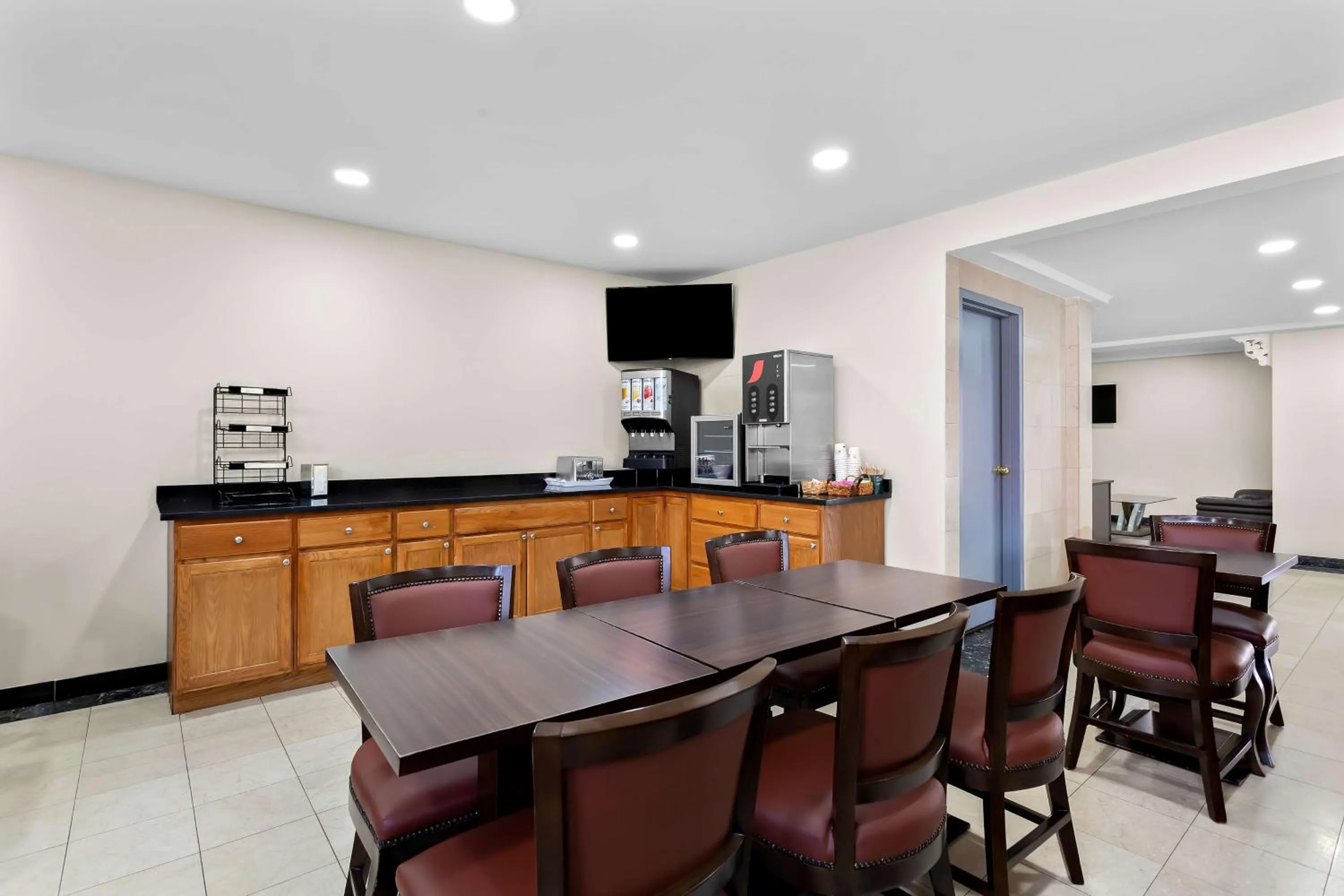 Restaurant/places to eat in Howard Johnson Plaza by Wyndham Windsor