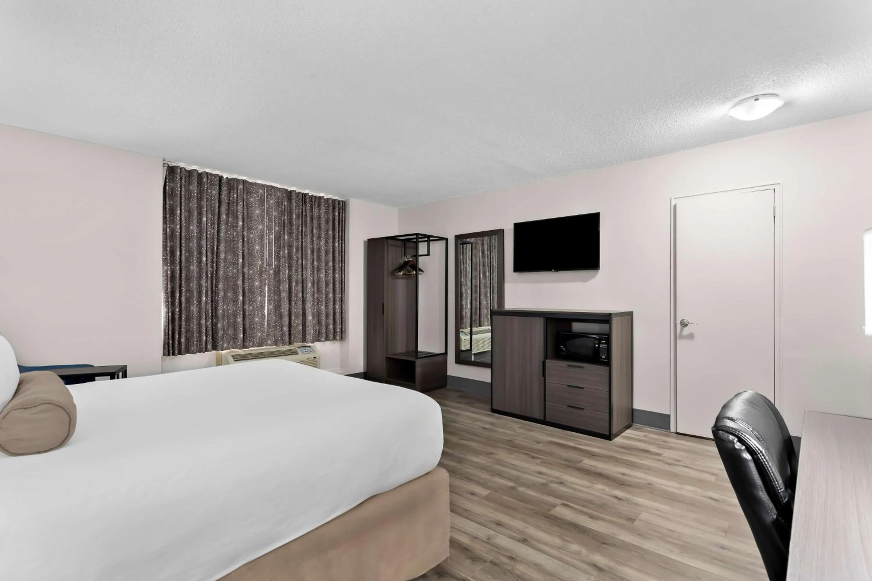 Bedroom, Bed in Howard Johnson Plaza by Wyndham Windsor