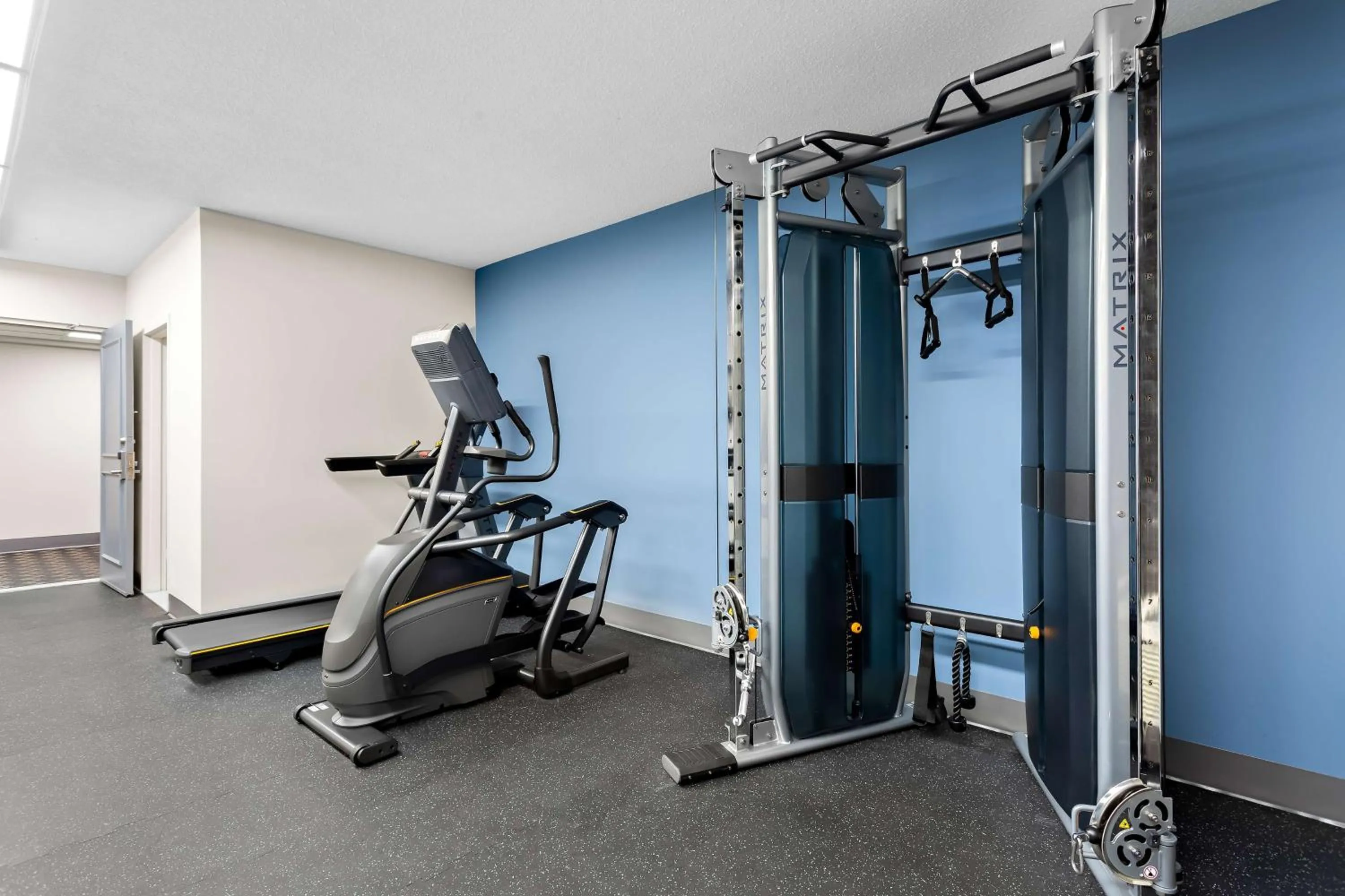 Fitness centre/facilities in Howard Johnson Plaza by Wyndham Windsor