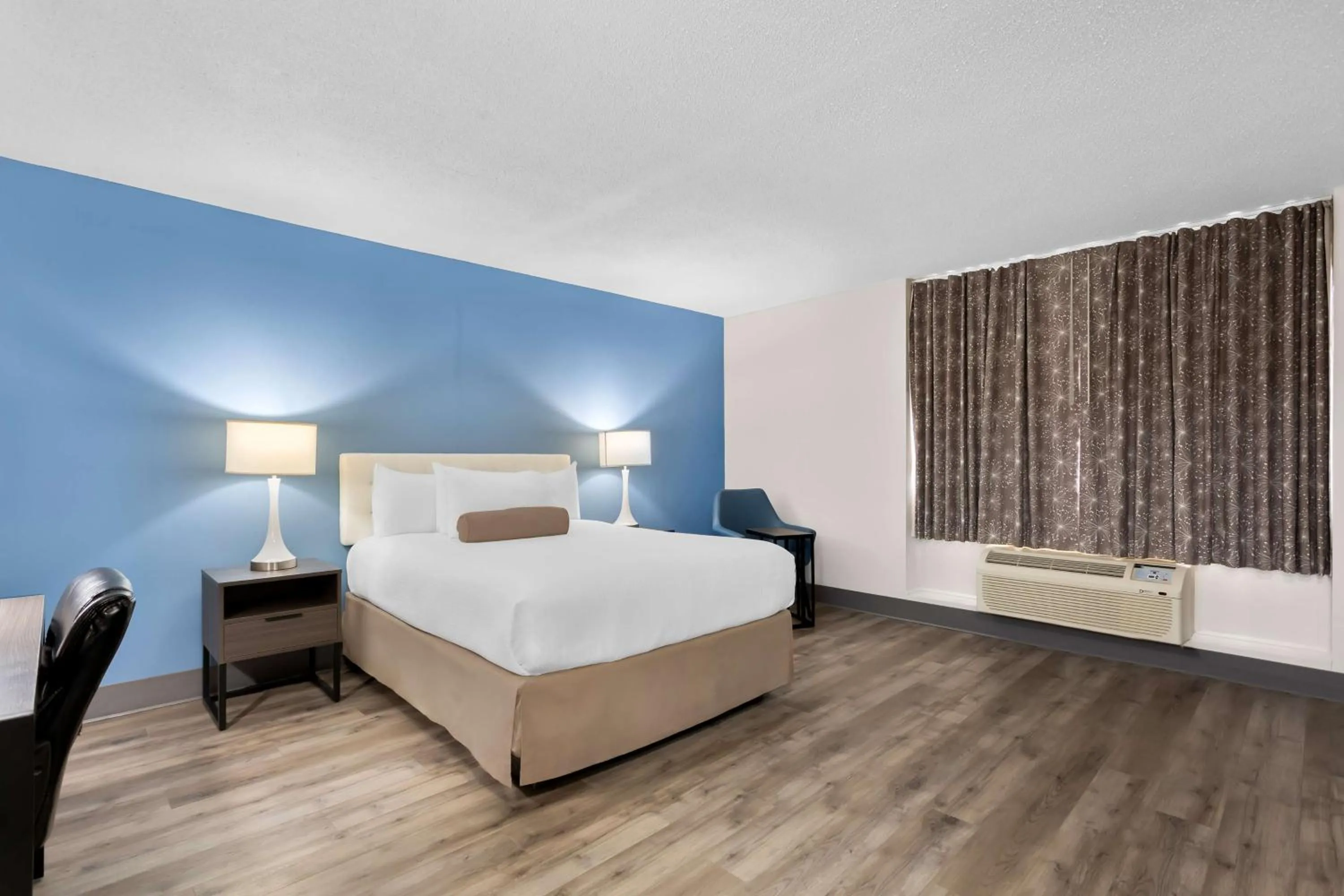 Bedroom, Bed in Howard Johnson Plaza by Wyndham Windsor