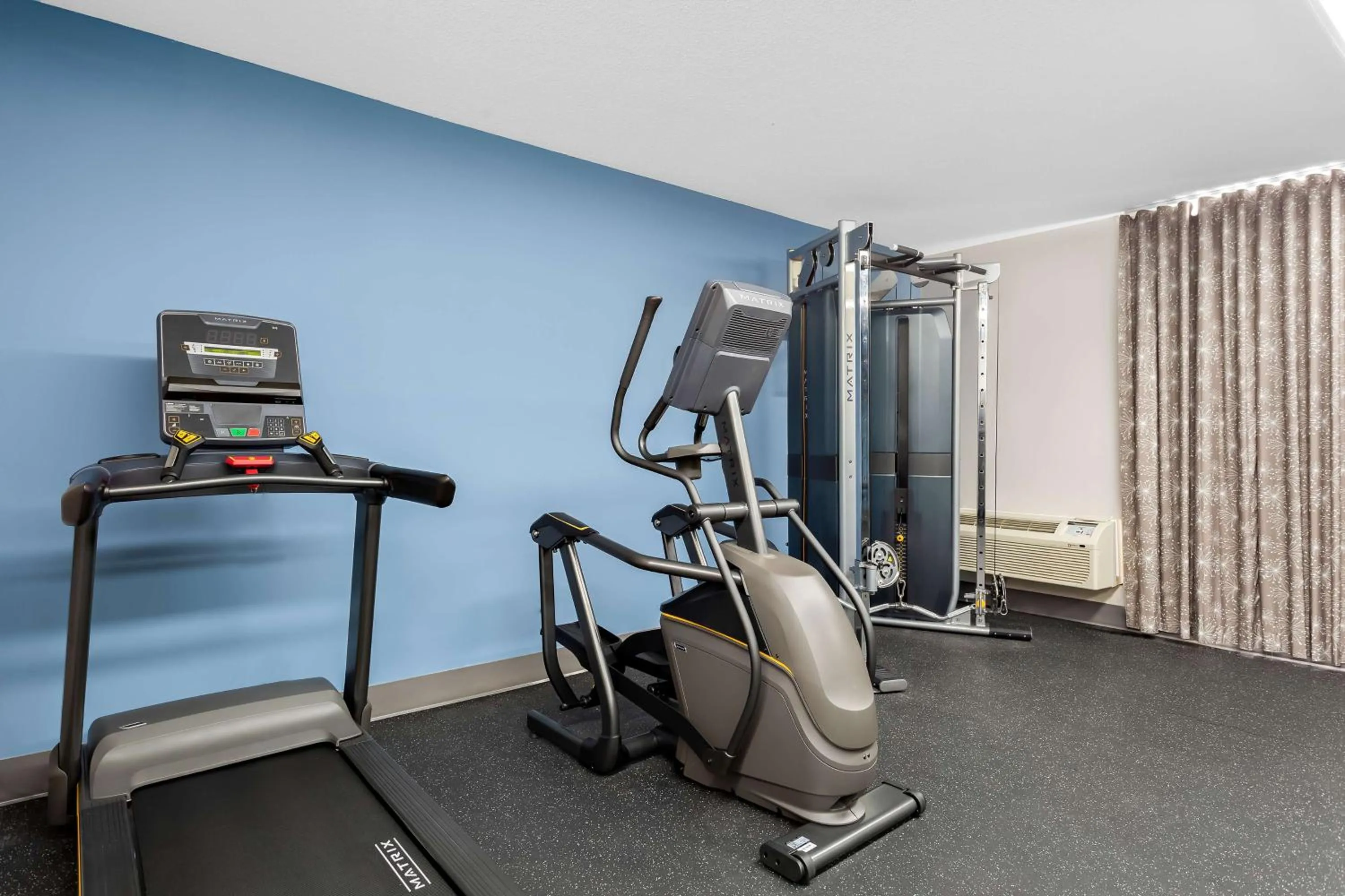 Fitness centre/facilities in Howard Johnson Plaza by Wyndham Windsor