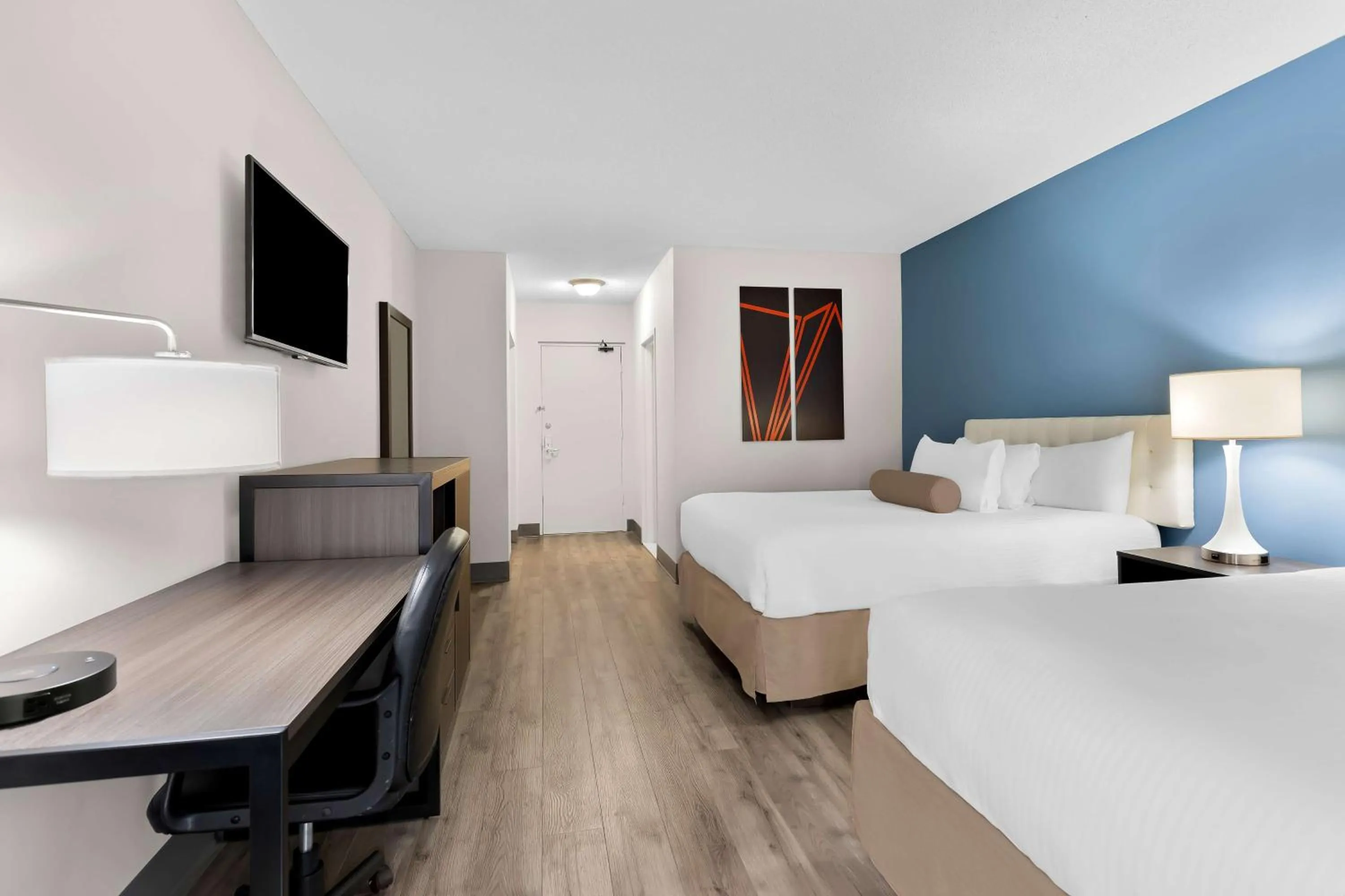 Bedroom, Bed in Howard Johnson Plaza by Wyndham Windsor