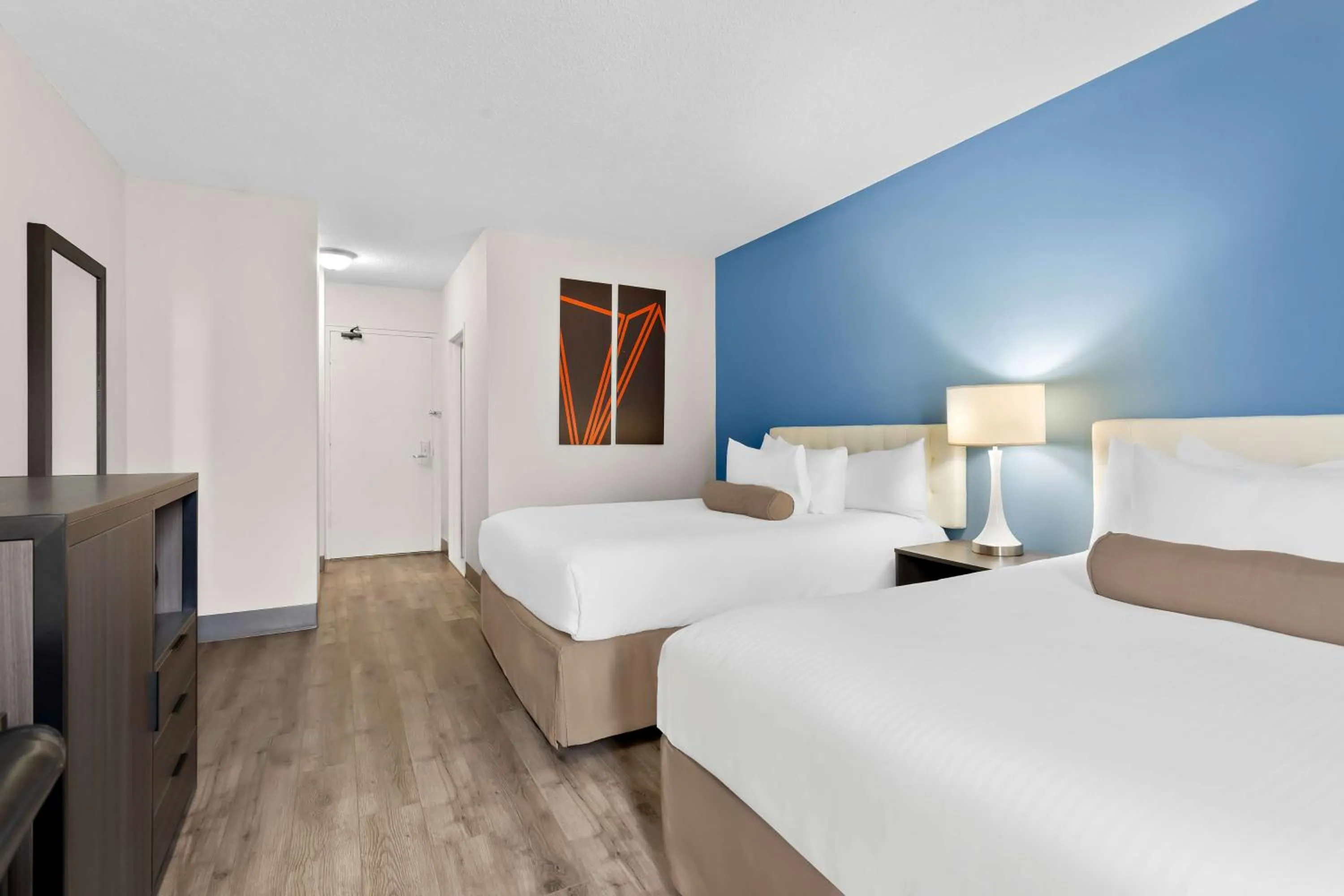 Bedroom, Bed in Howard Johnson Plaza by Wyndham Windsor