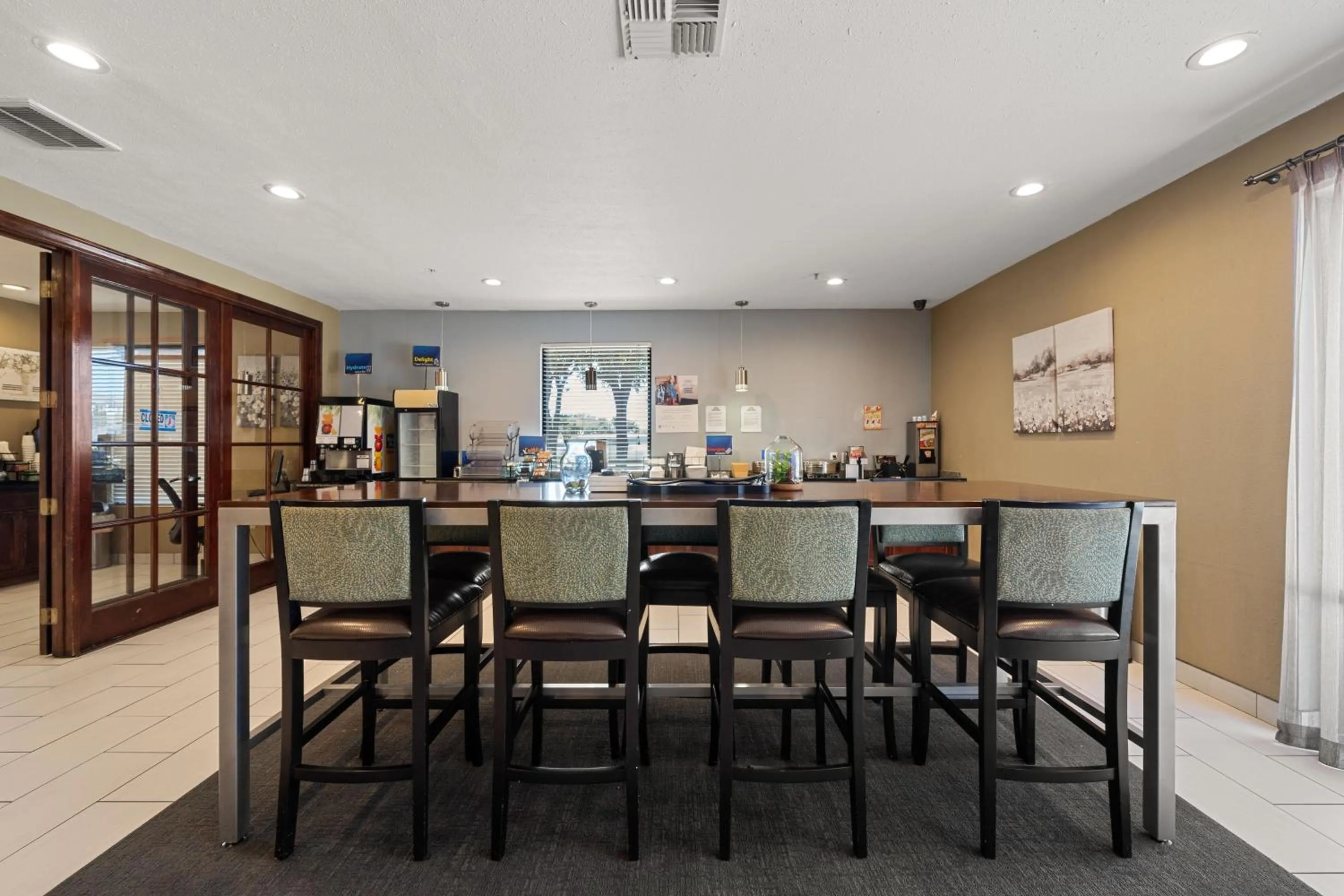 Dining area in Days Inn by Wyndham Round Rock