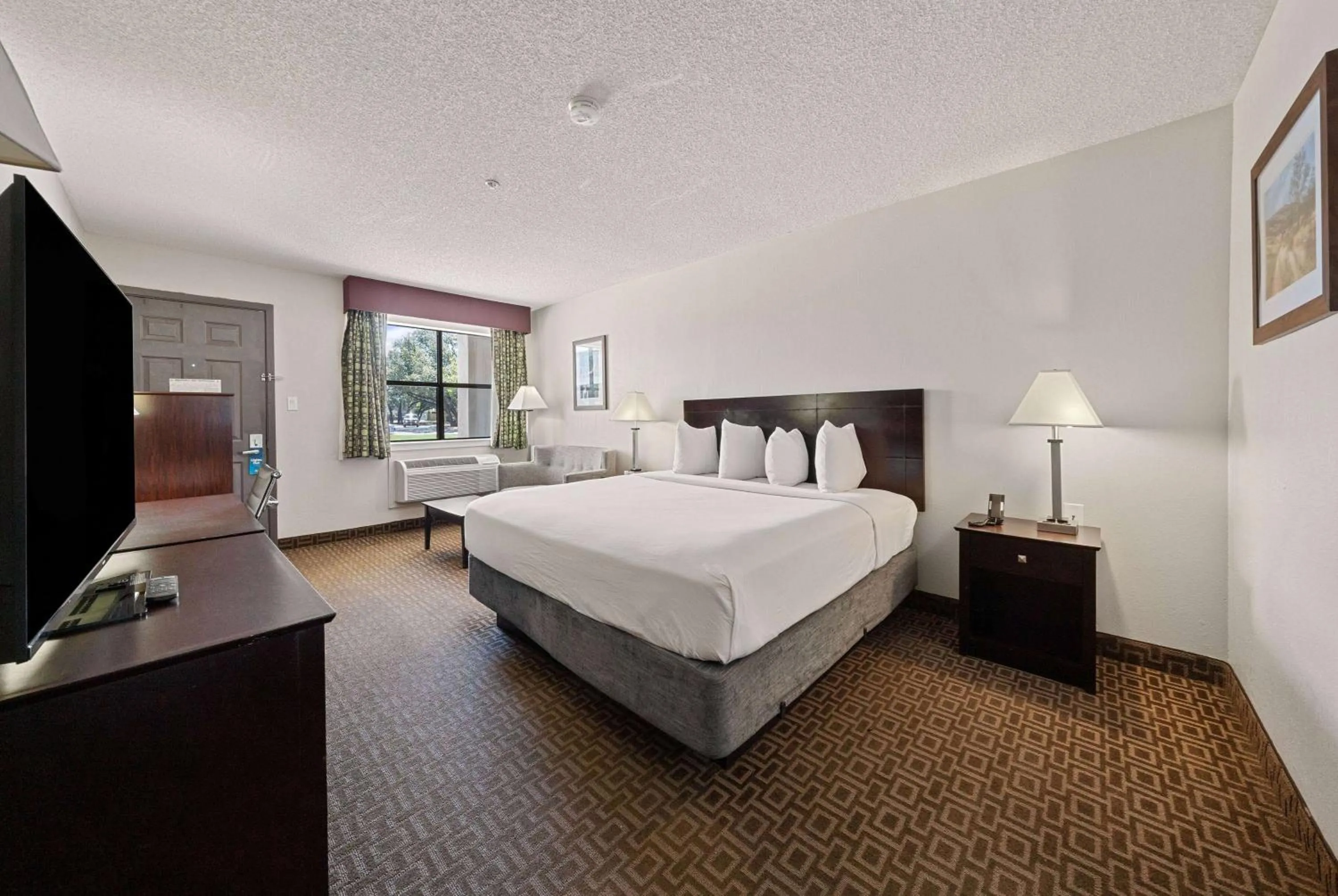Photo of the whole room, Bed in Days Inn by Wyndham Round Rock